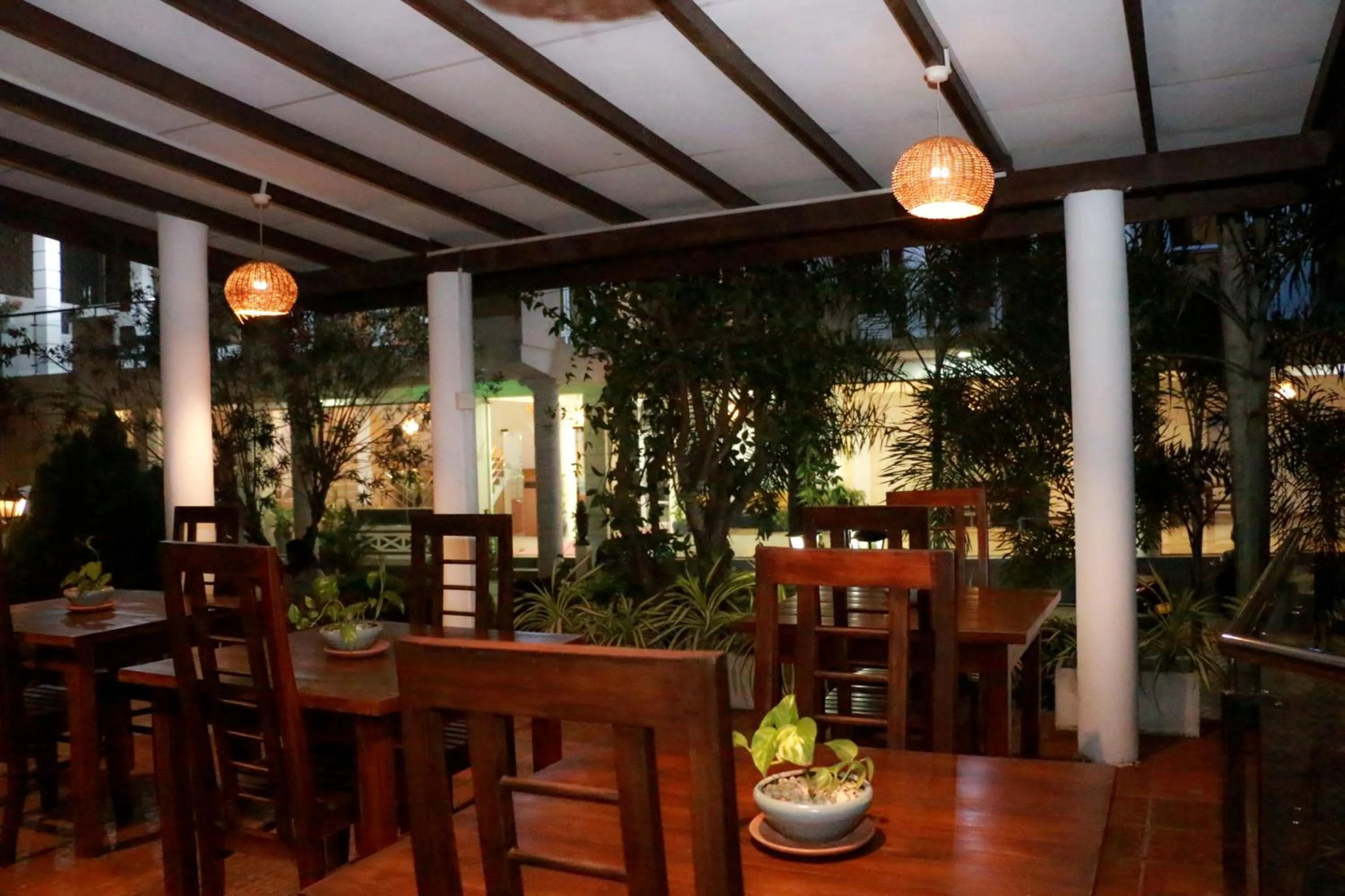 Restaurant/places to eat in Queens Beach Hotel