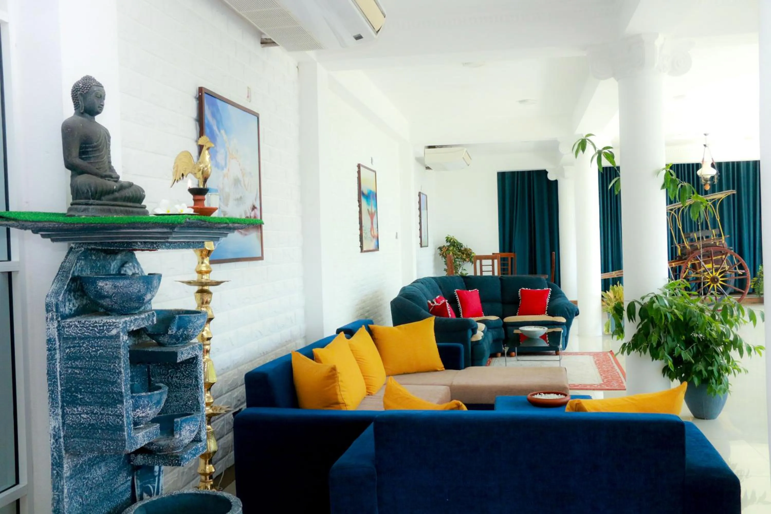 Living room in Queens Beach Hotel