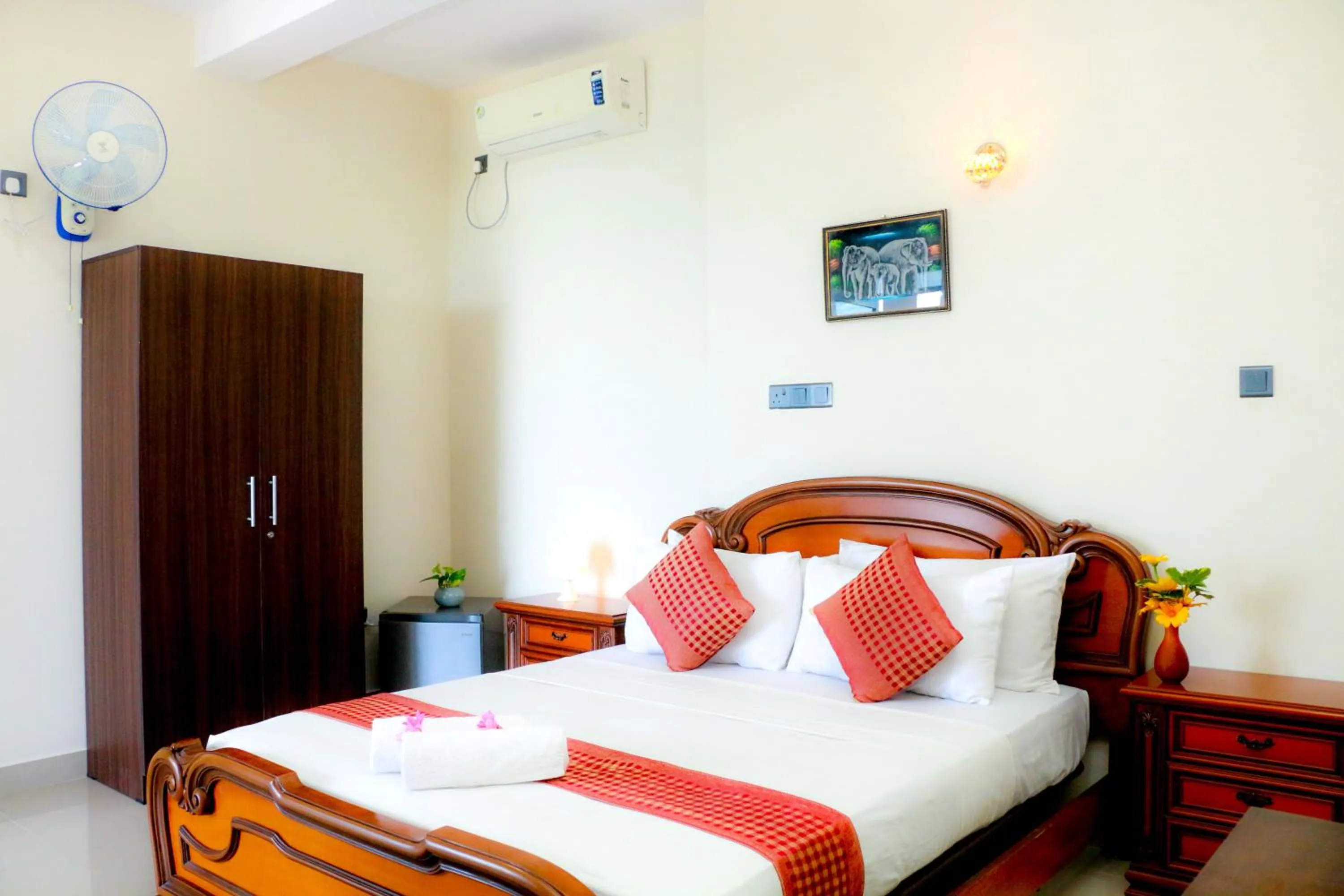 Photo of the whole room, Bed in Queens Beach Hotel