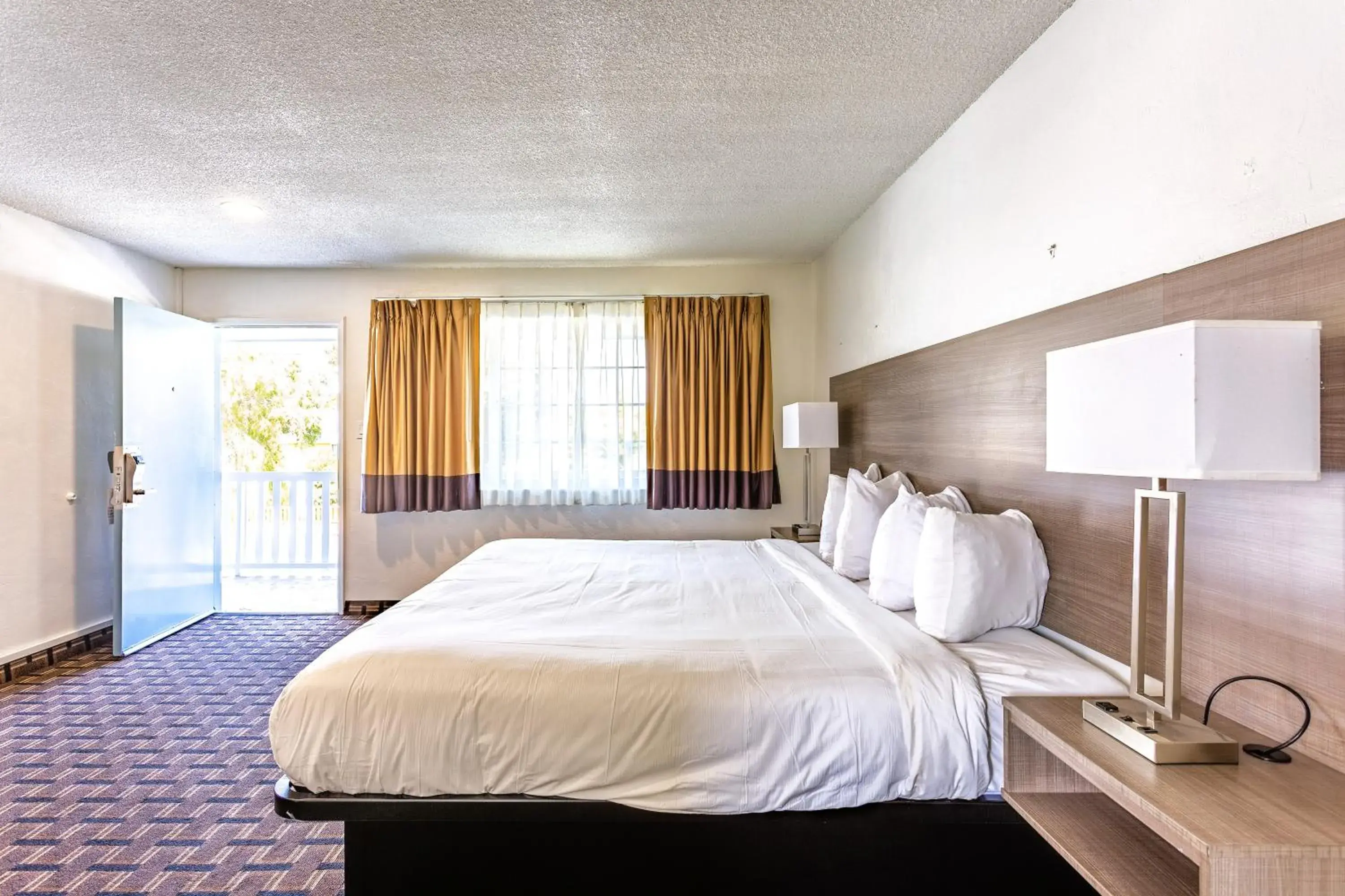 Bedroom, Bed in Coastal Breeze Inn Bedroom, Bed in Coastal Breeze Inn