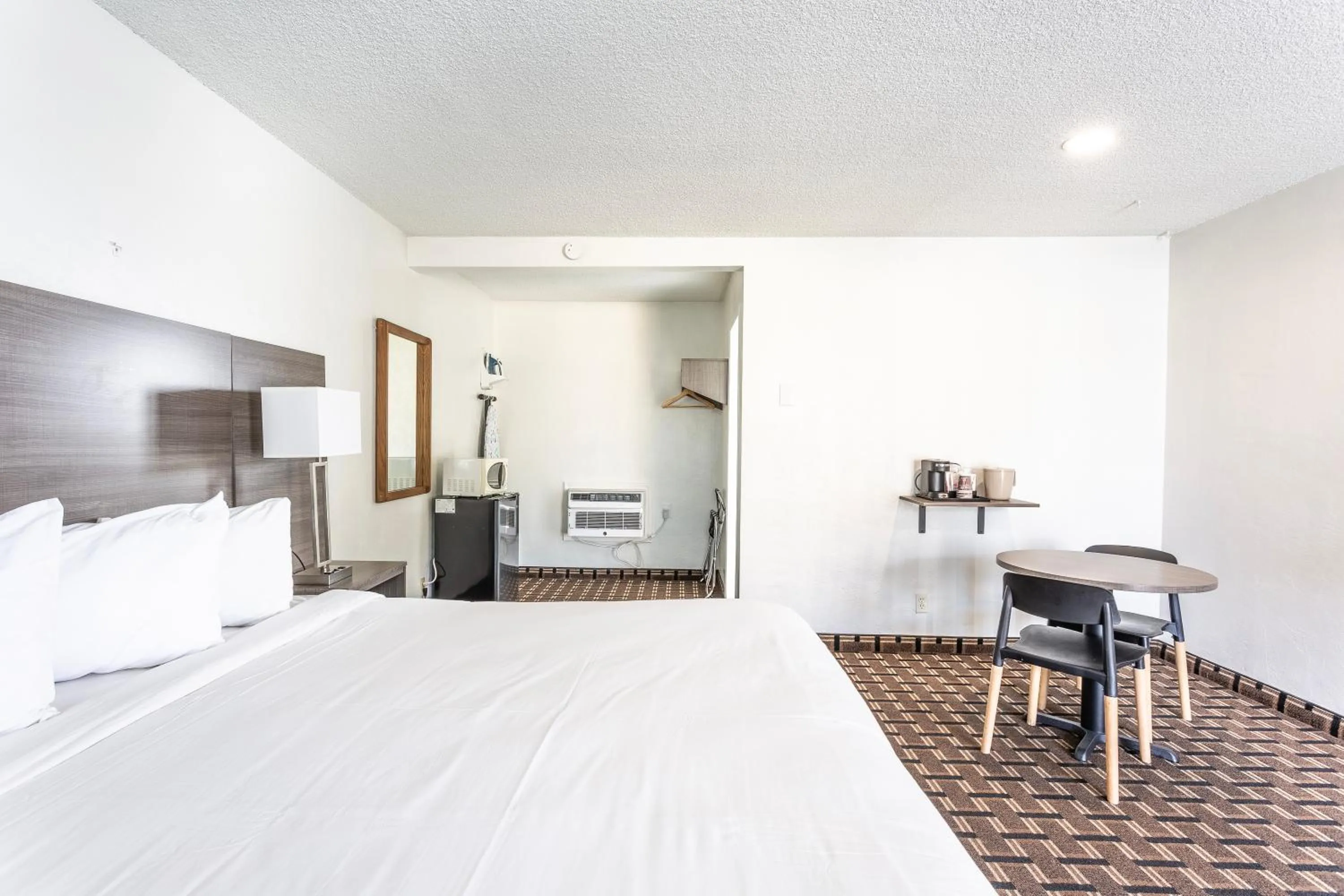 Bedroom, Bed in Coastal Breeze Inn