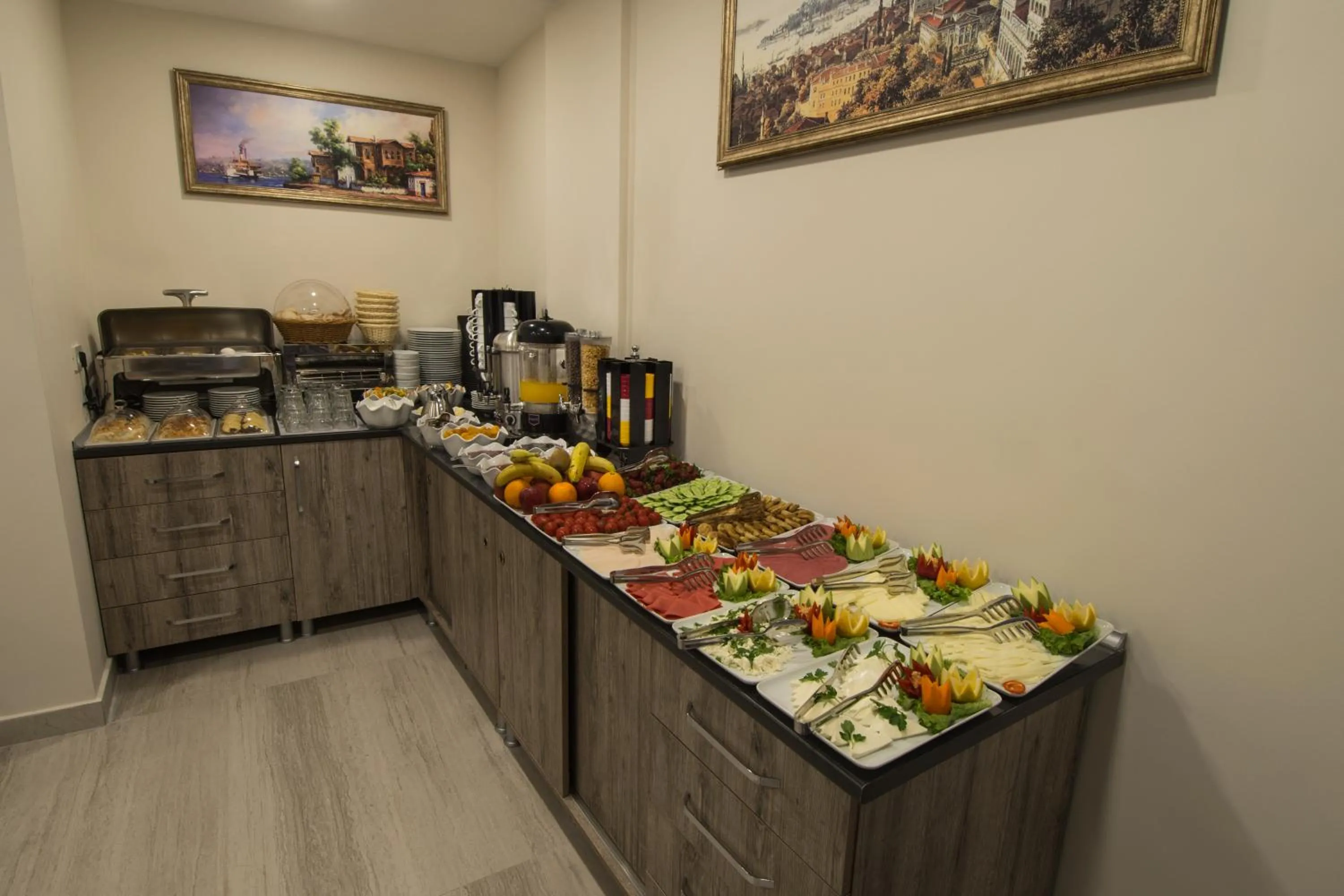 Restaurant/places to eat in Primero Hotel