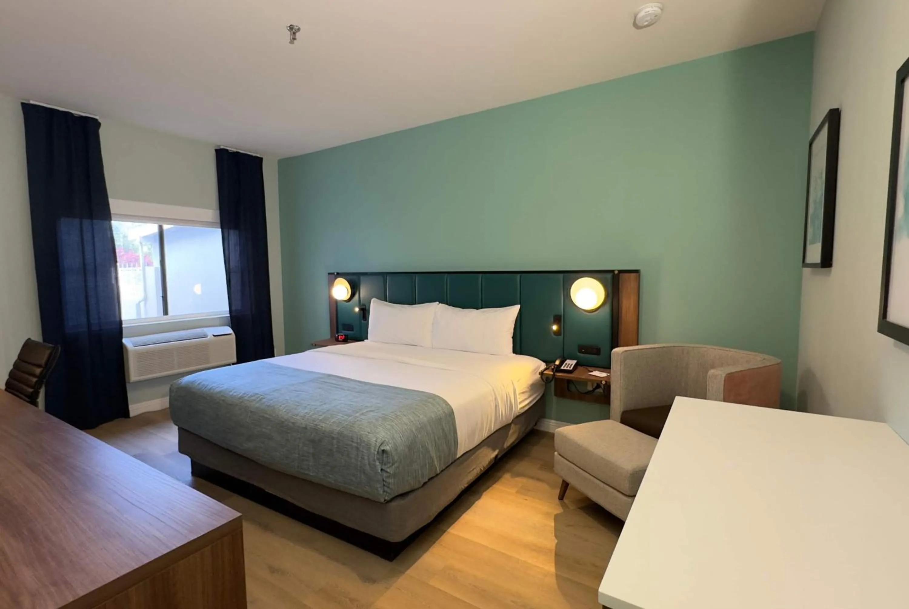 Photo of the whole room, Bed in Wingate by Wyndham Farmington NM