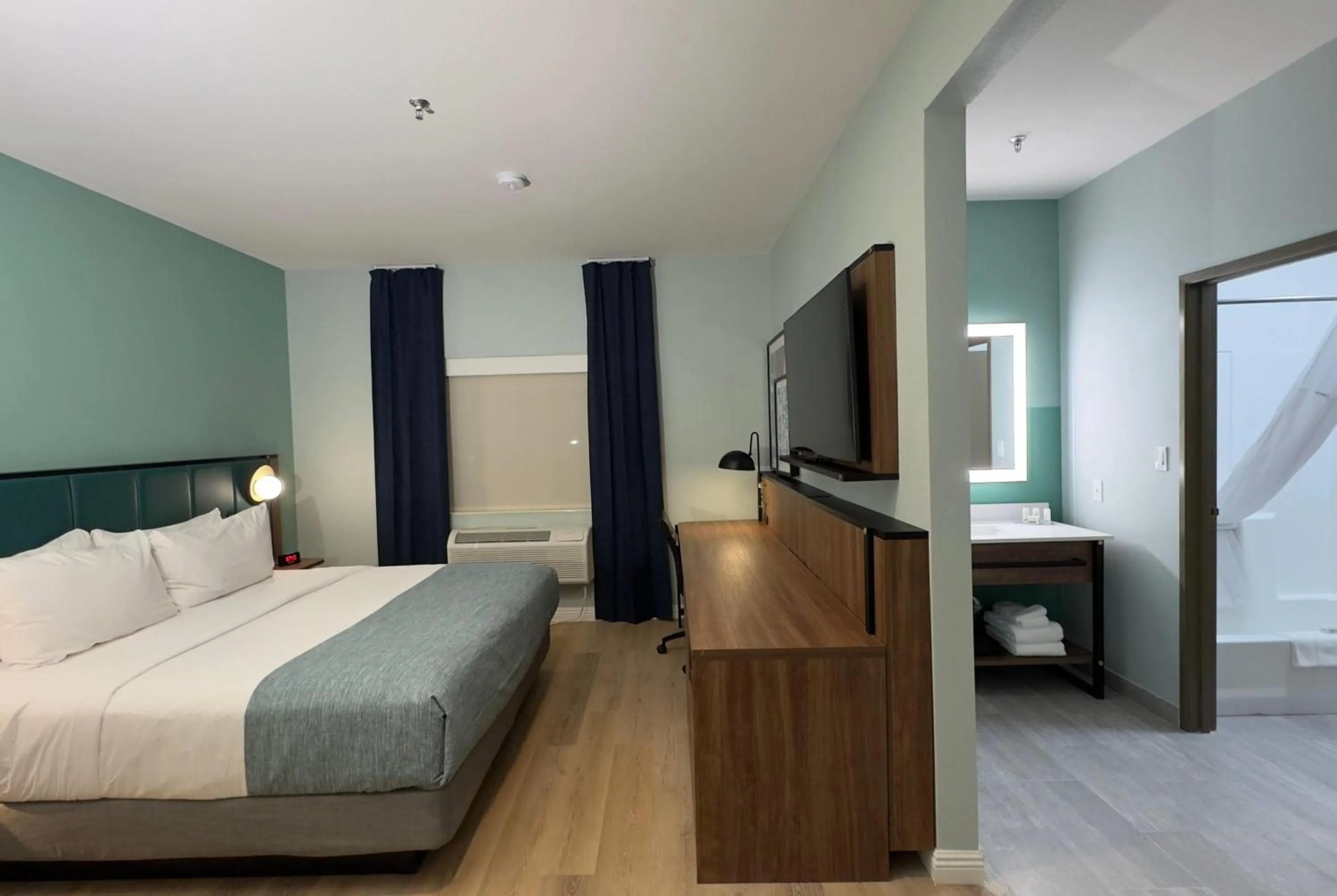 Photo of the whole room, Bed in Wingate by Wyndham Farmington NM