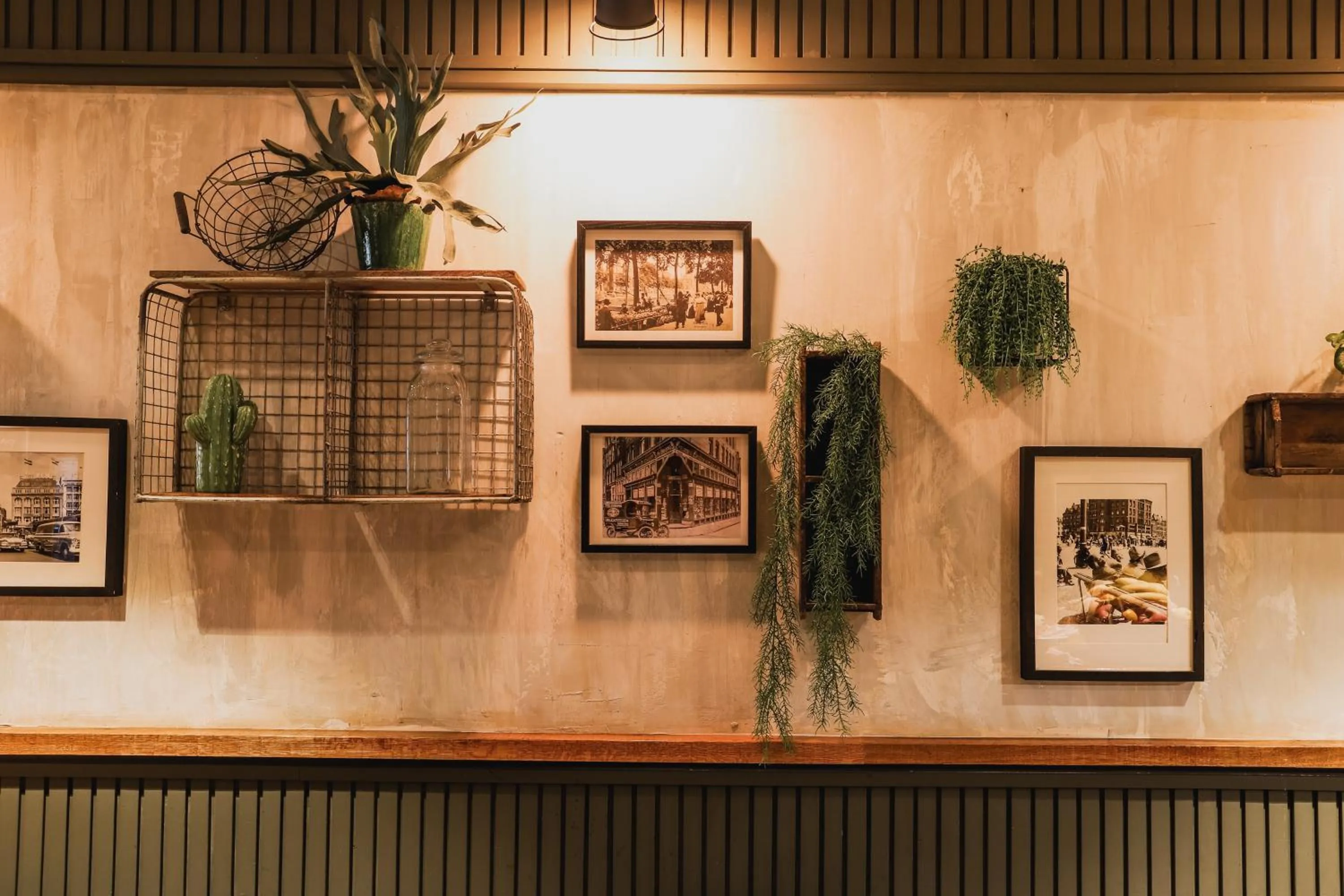 Restaurant/places to eat in Hotel Corner House