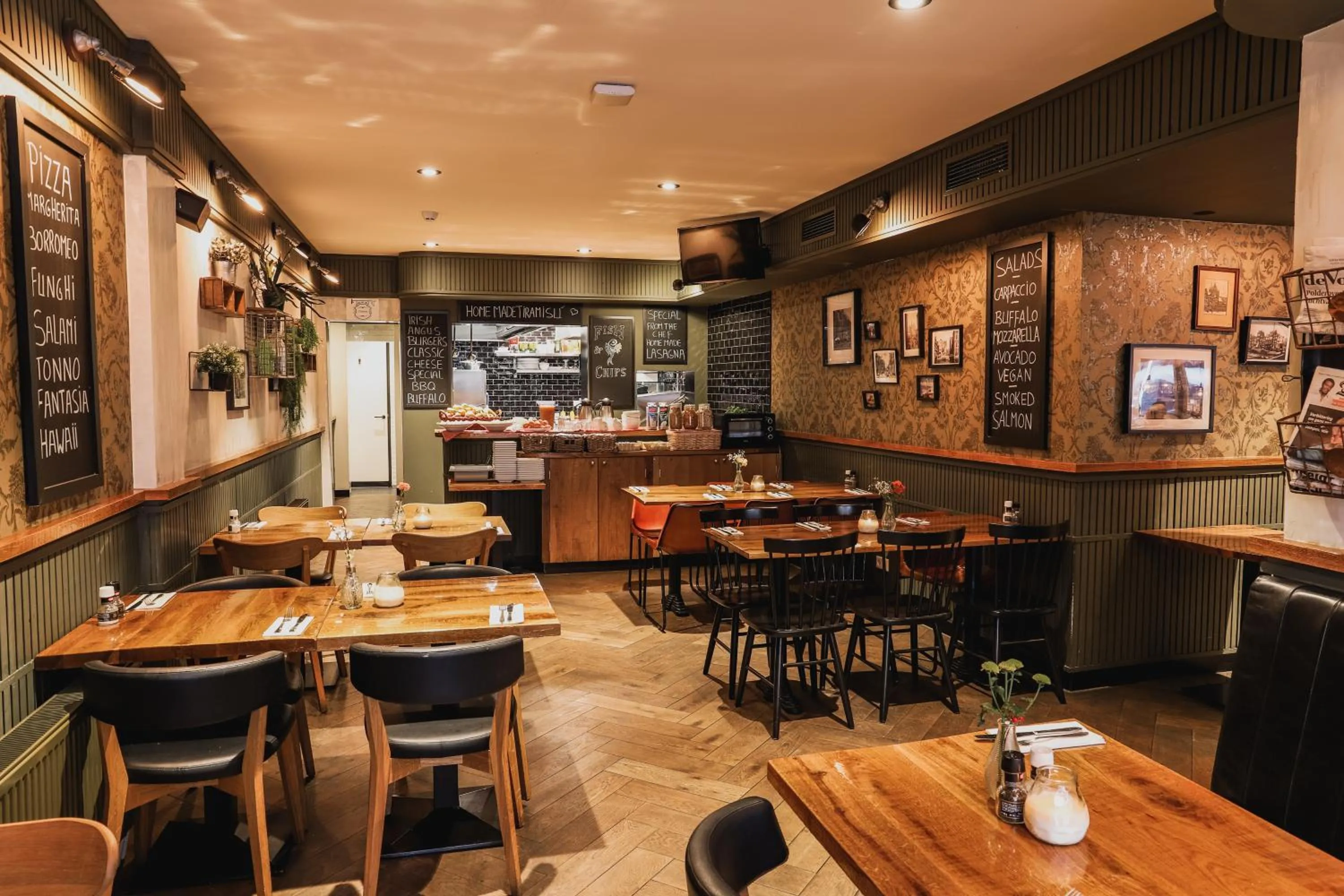 Restaurant/places to eat in Hotel Corner House