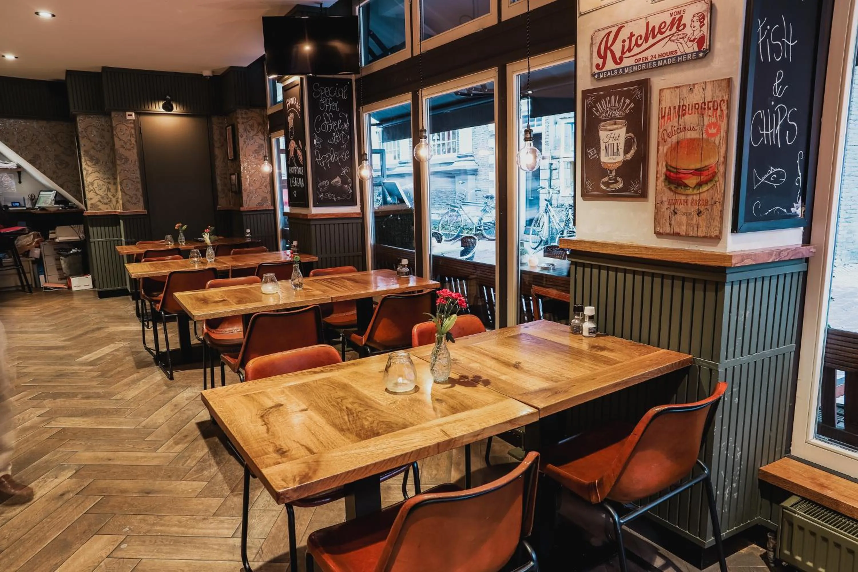 Restaurant/places to eat in Hotel Corner House