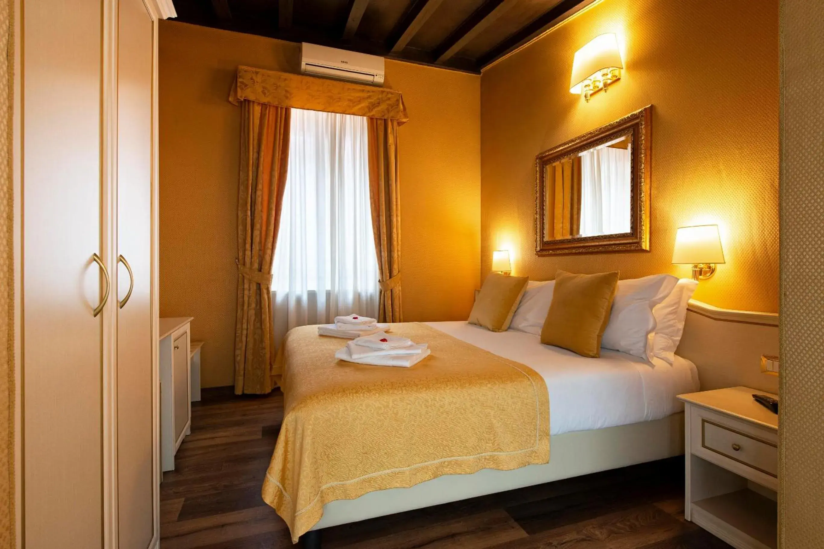 Family Room with Terrace in Canova Rooms in Spanish Steps Family Room with Terrace in Canova Rooms in Spanish Steps