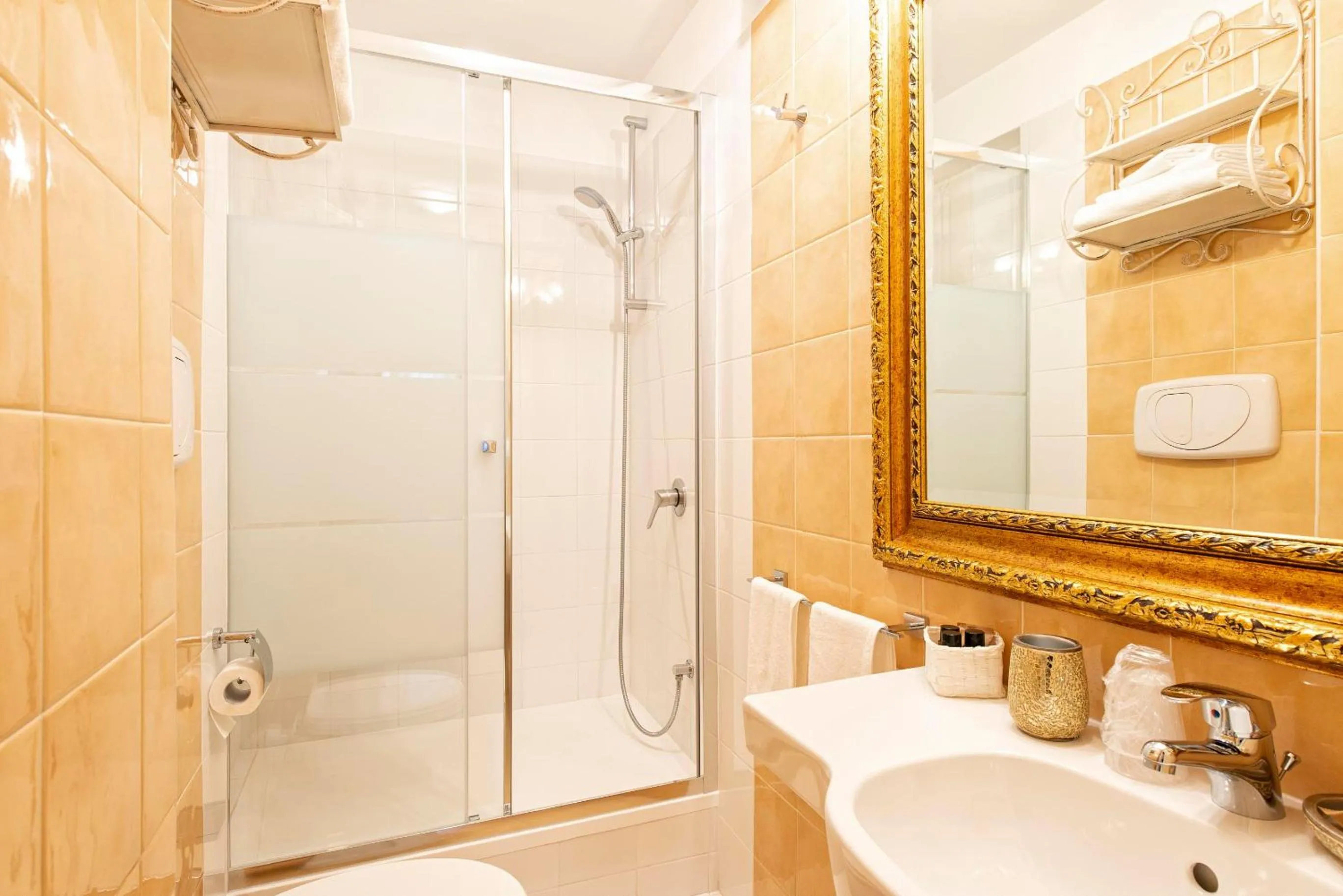 Bathroom in Canova Rooms in Spanish Steps