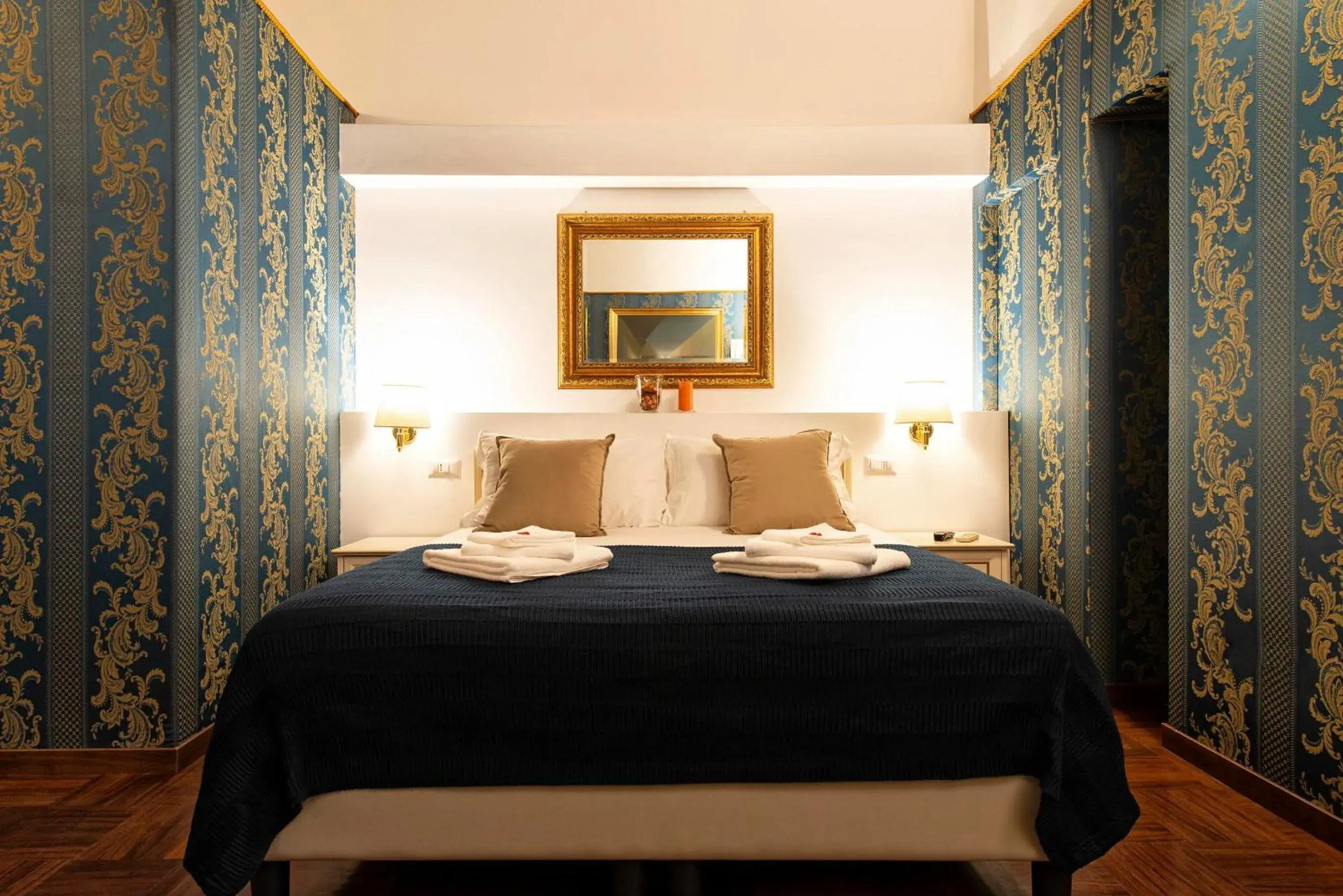 Double or Twin Room with Private Bathroom in Canova Rooms in Spanish Steps Double or Twin Room with Private Bathroom in Canova Rooms in Spanish Steps