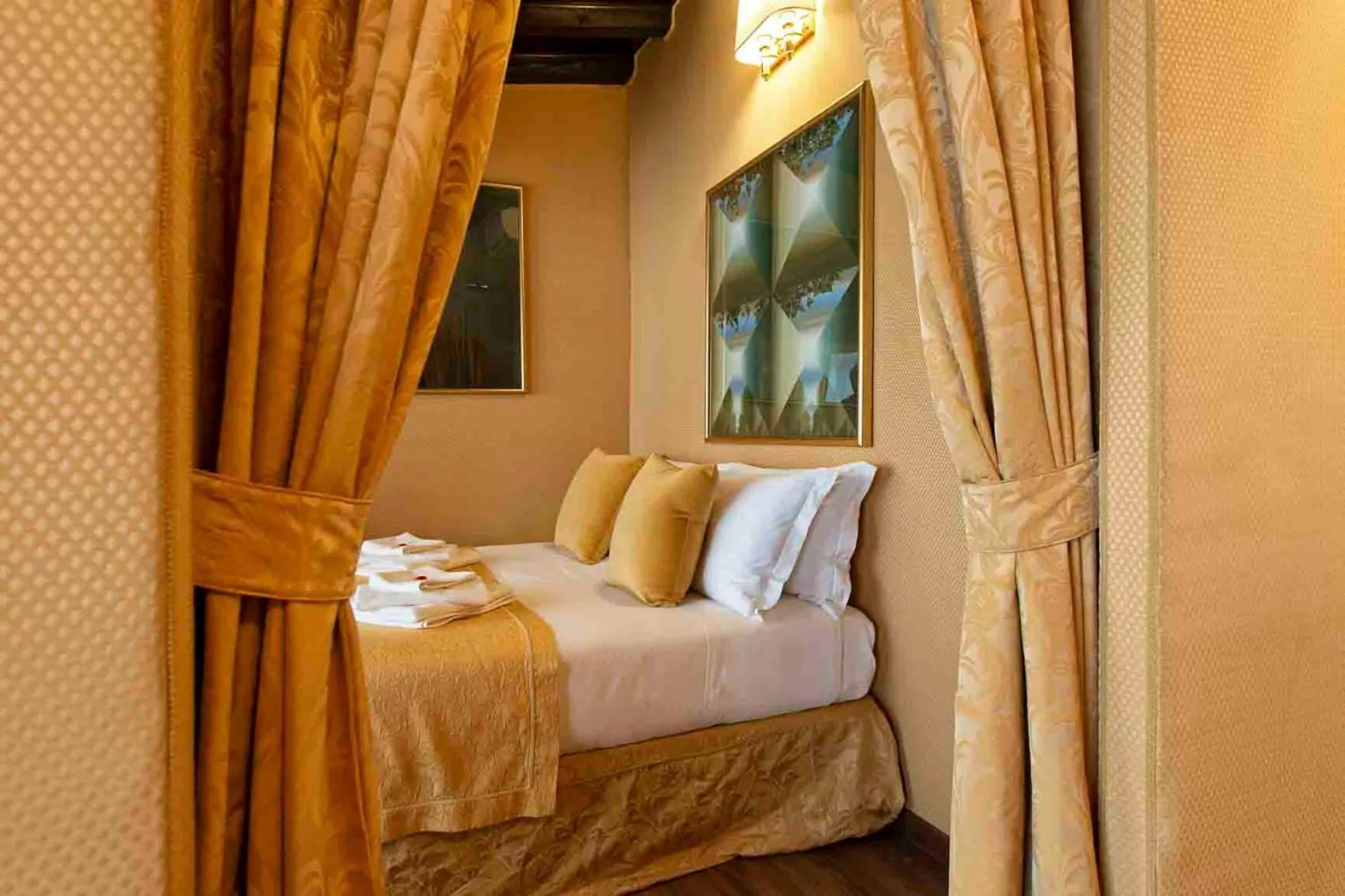 Bedroom, Bed in Canova Rooms in Spanish Steps