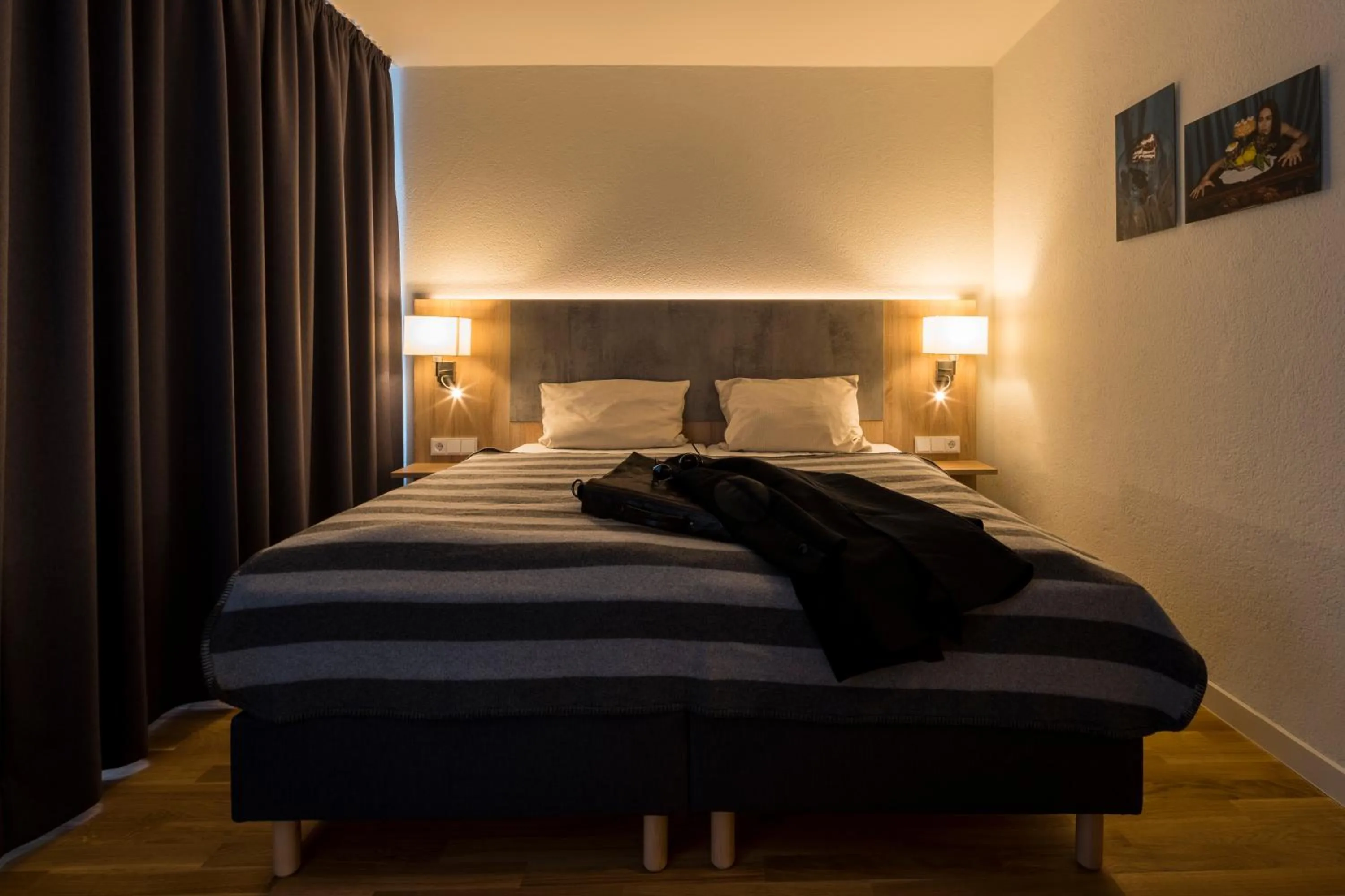 Photo of the whole room, Bed in 2Places Side