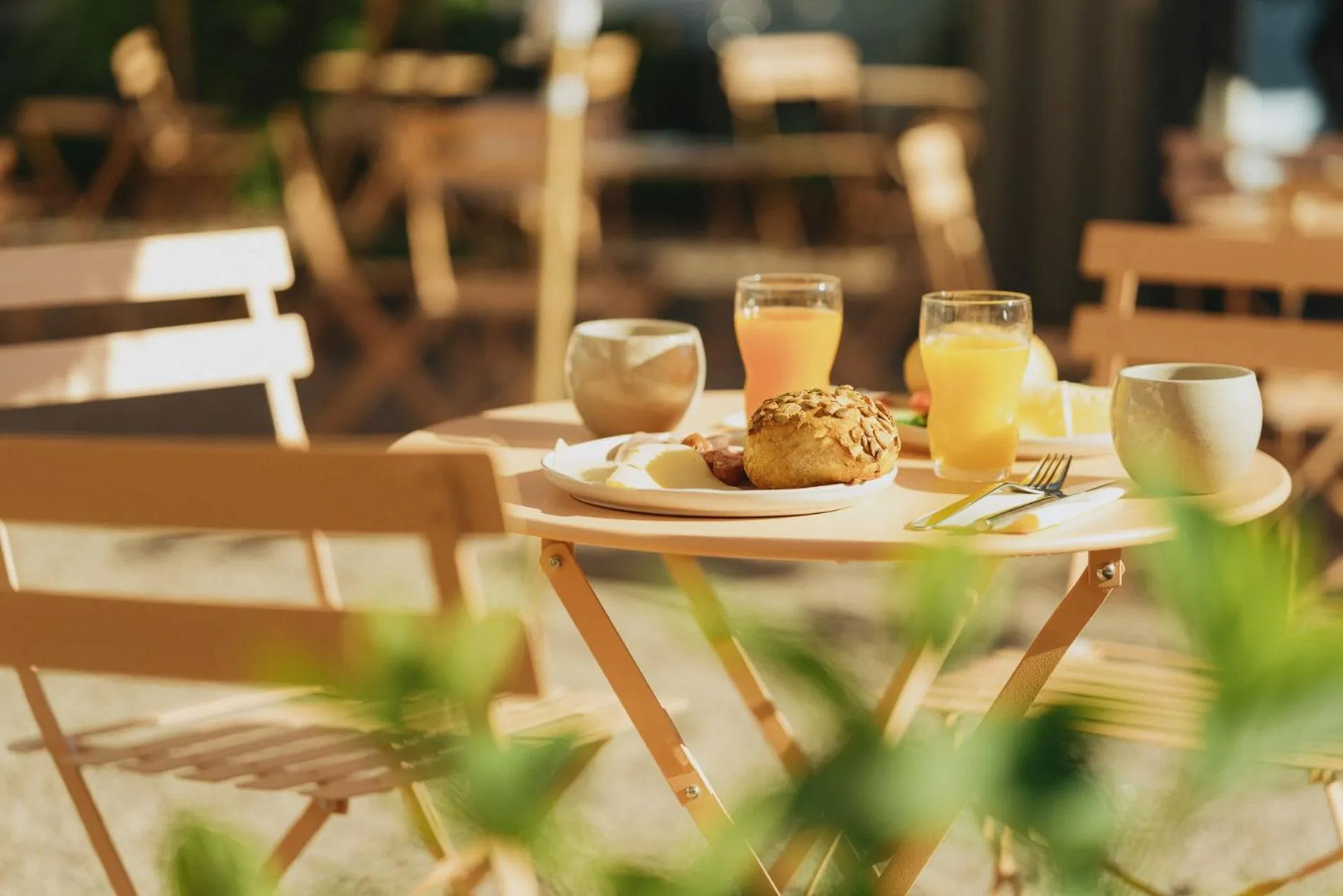 Breakfast in 2Places Side