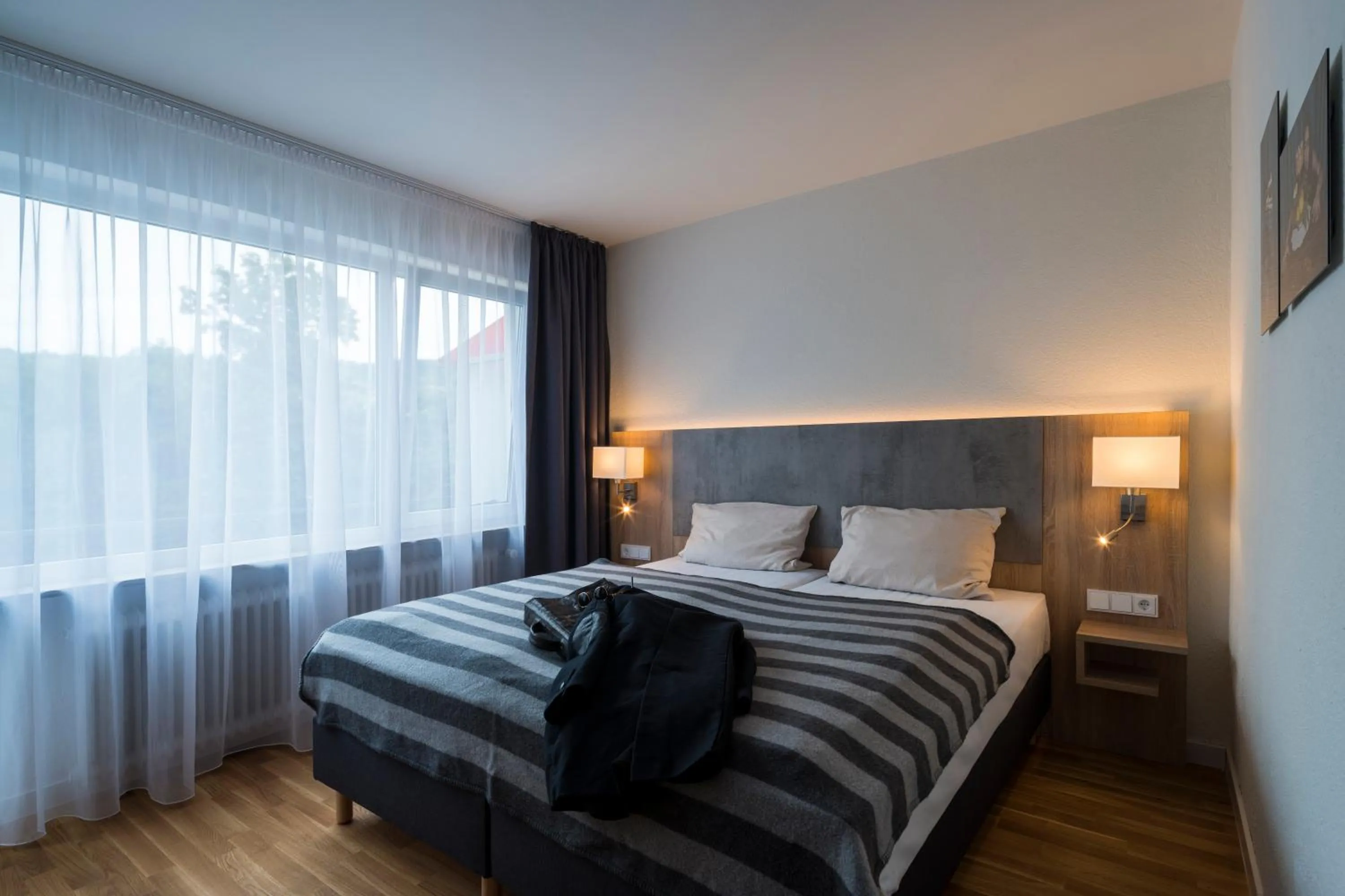 Photo of the whole room, Bed in 2Places Side