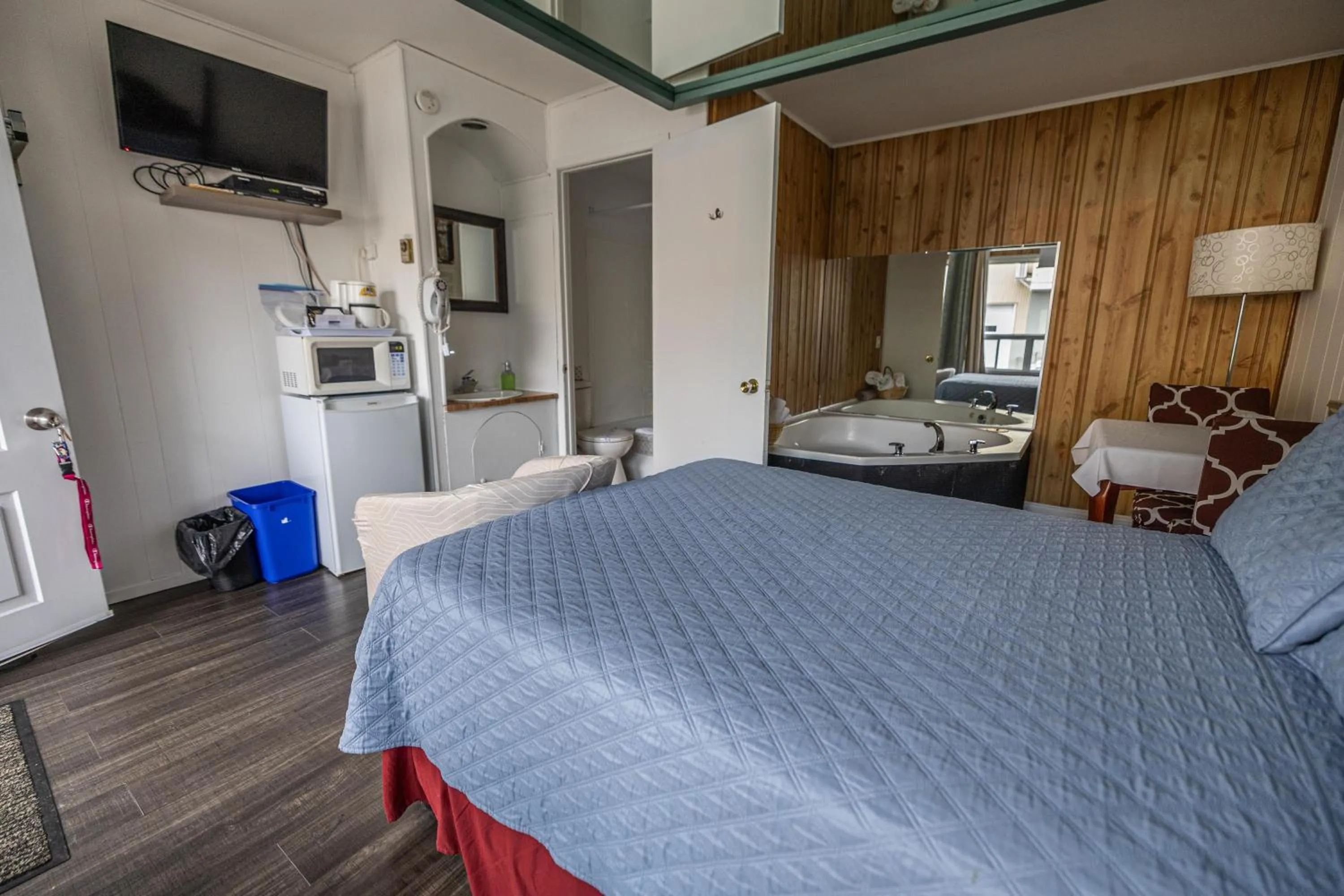 Photo of the whole room, Bed in Motel Deblois