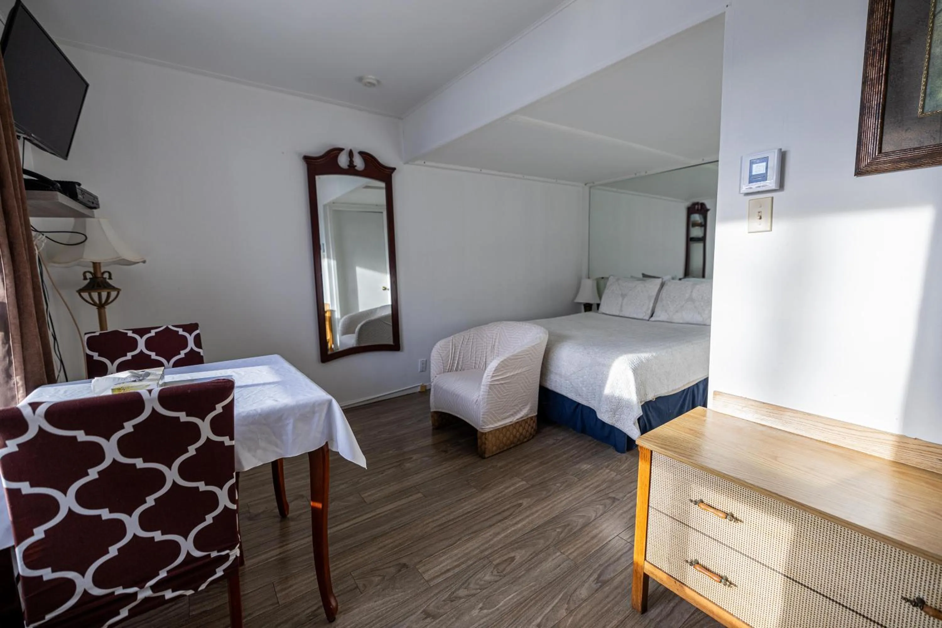 Photo of the whole room, Bed in Motel Deblois