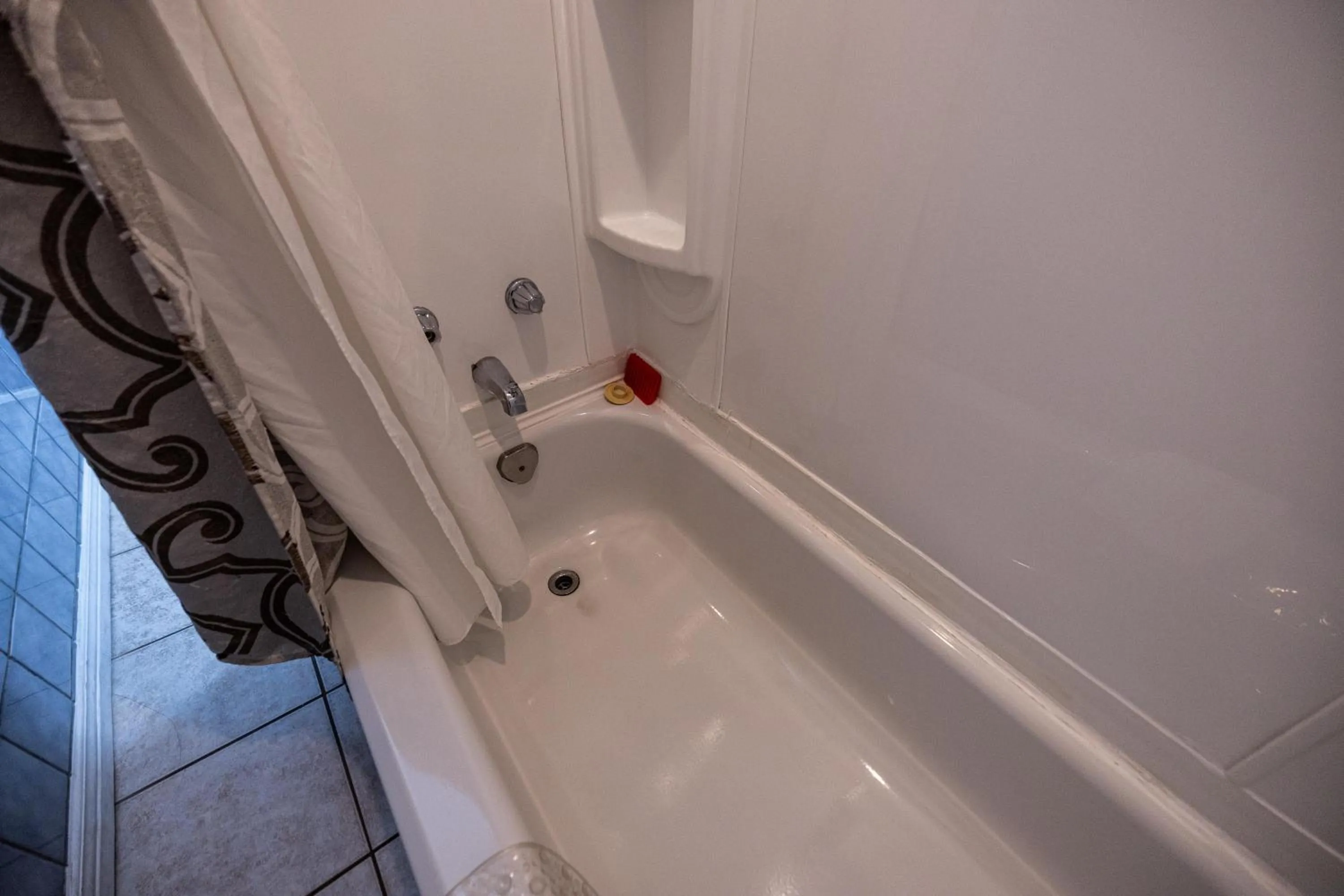 Bath in Motel Deblois