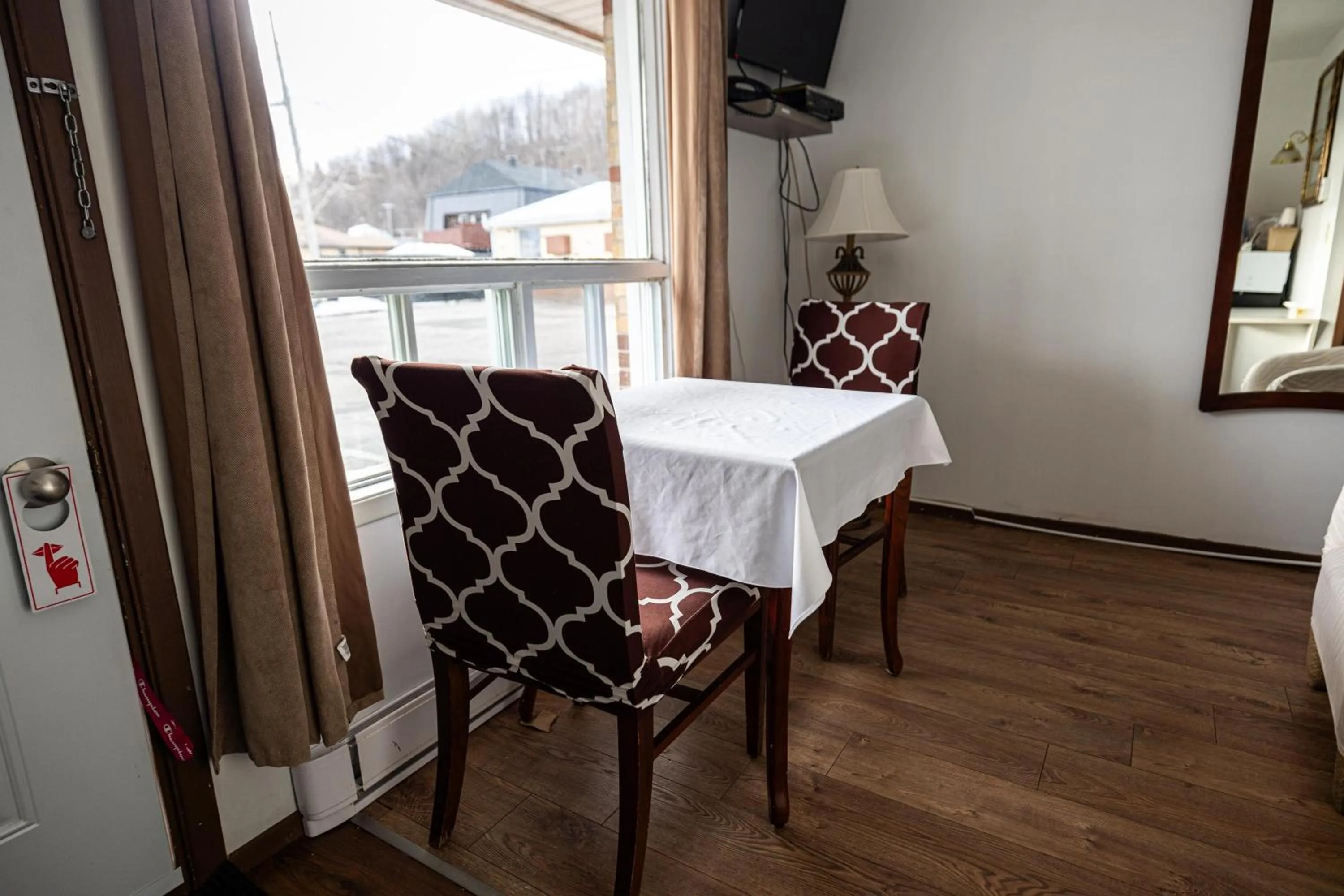 Seating area in Motel Deblois