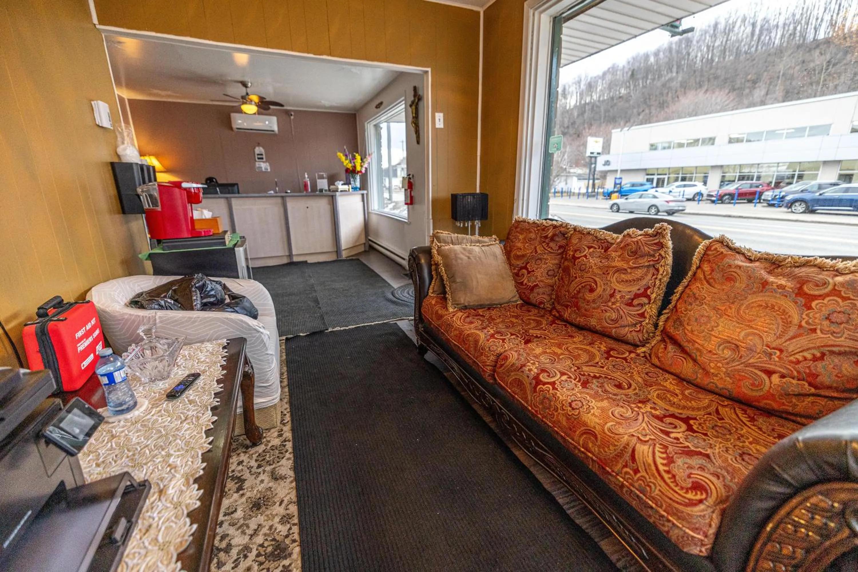 Seating area in Motel Deblois