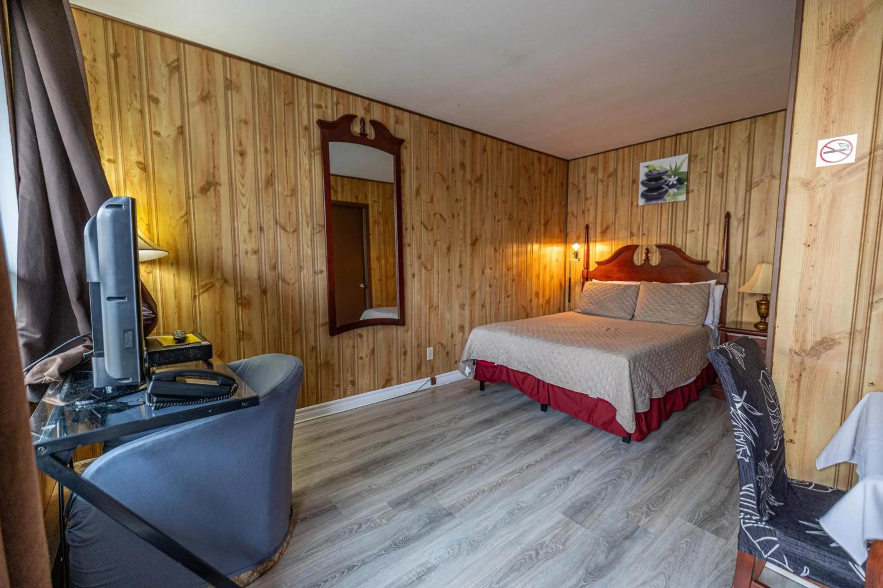 Photo of the whole room, Bed in Motel Deblois