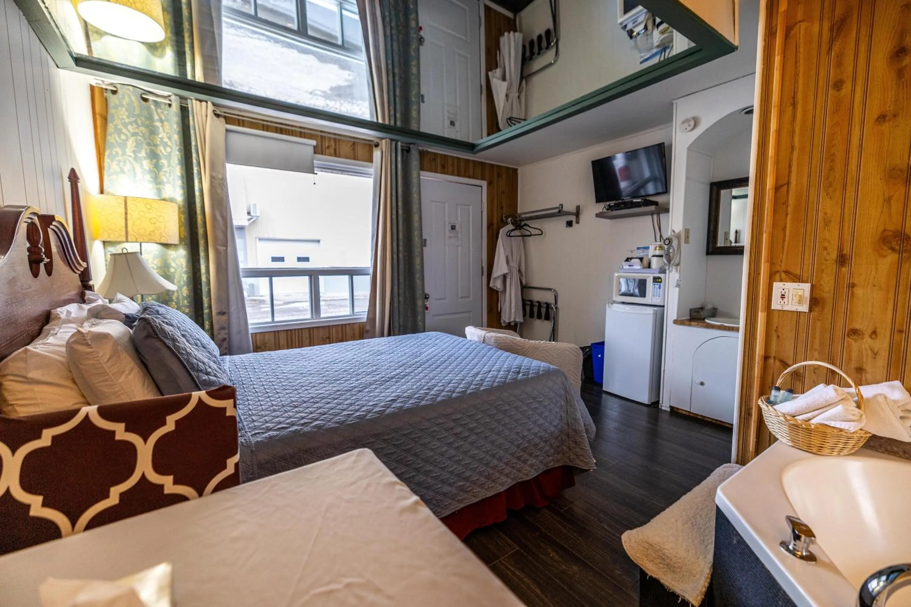 Photo of the whole room, Bed in Motel Deblois