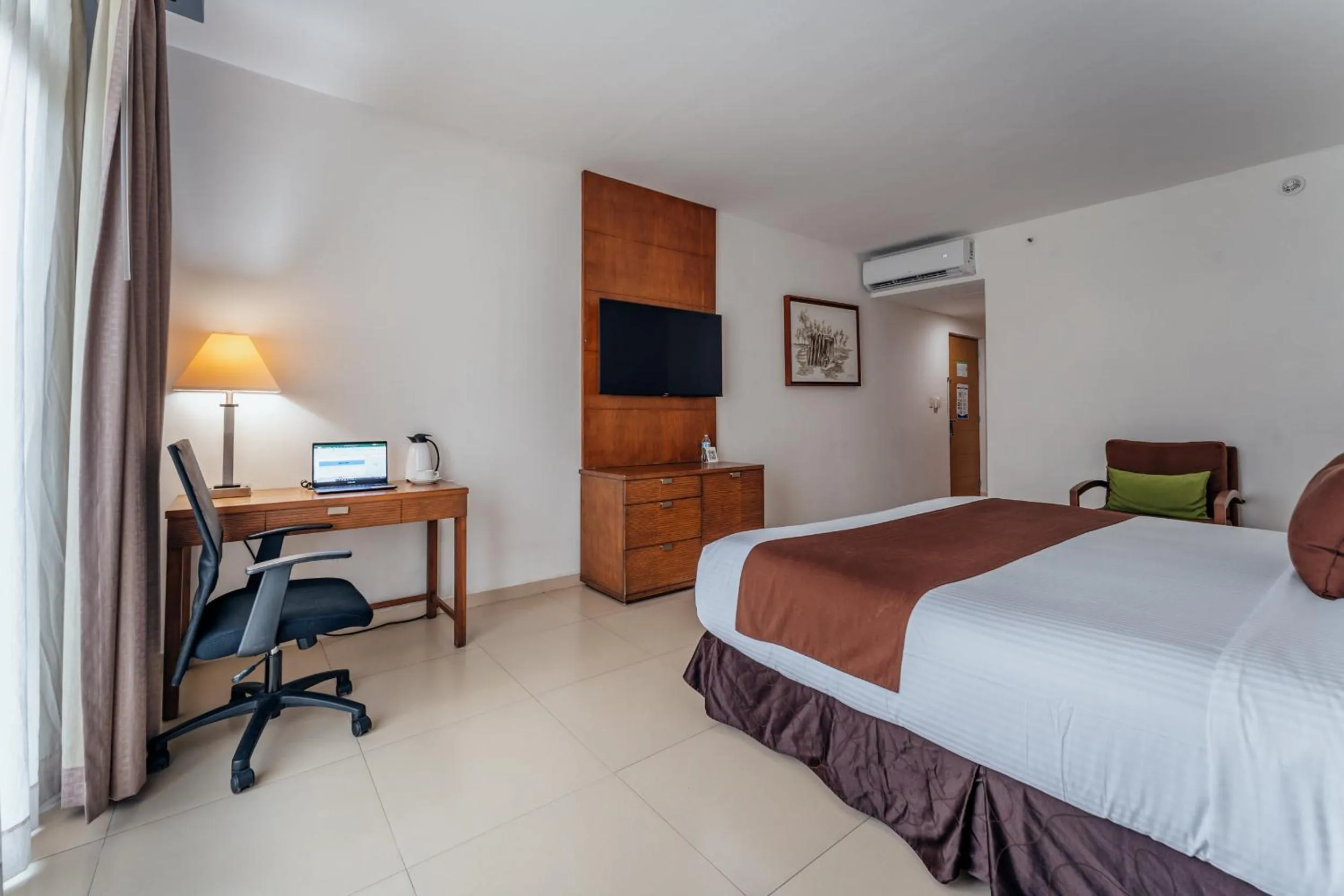 Photo of the whole room, Bed in Hotel La Venta Inn Villahermosa