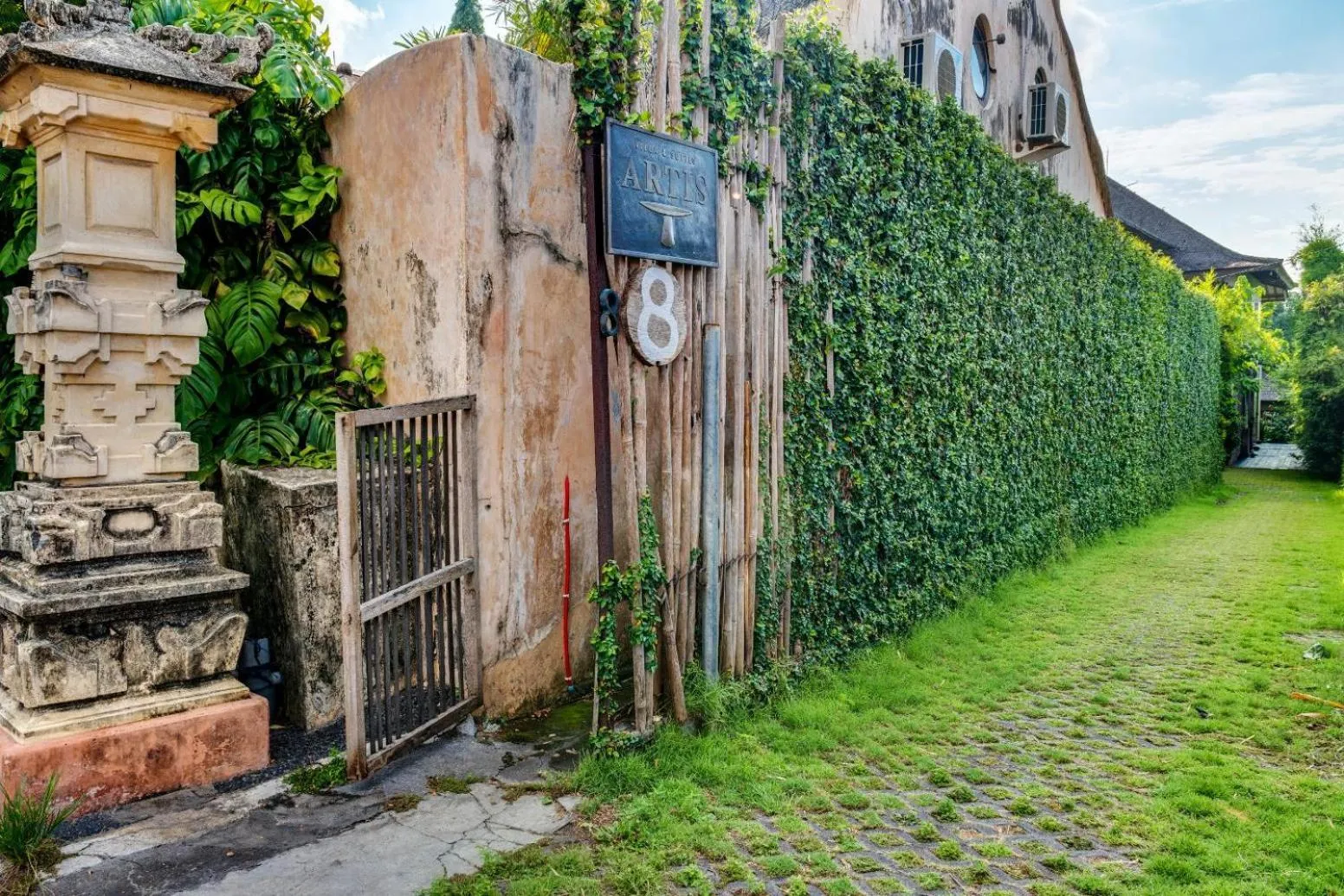 Facade/entrance in Villa Artis