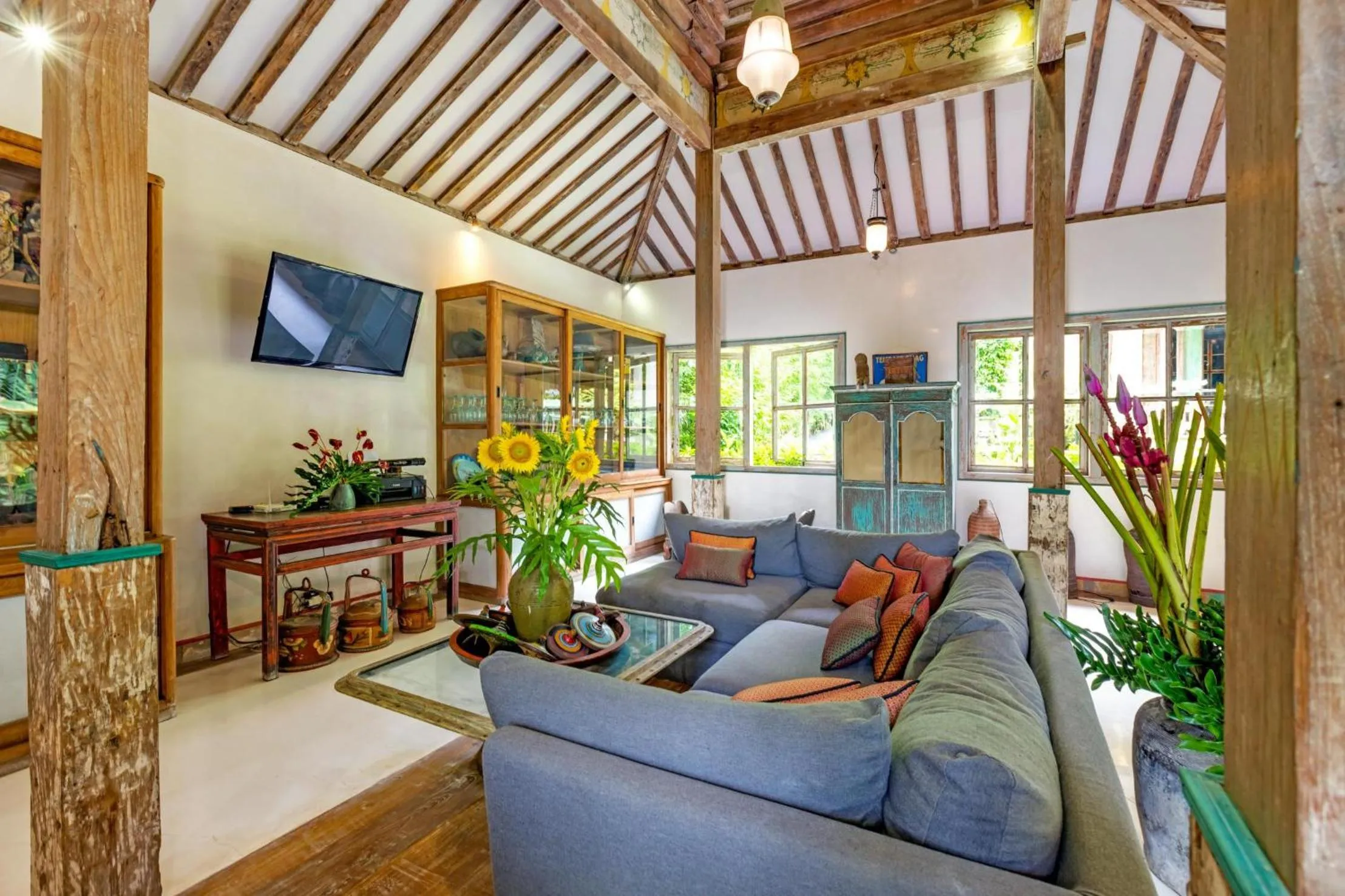 Communal lounge/ TV room in Villa Artis