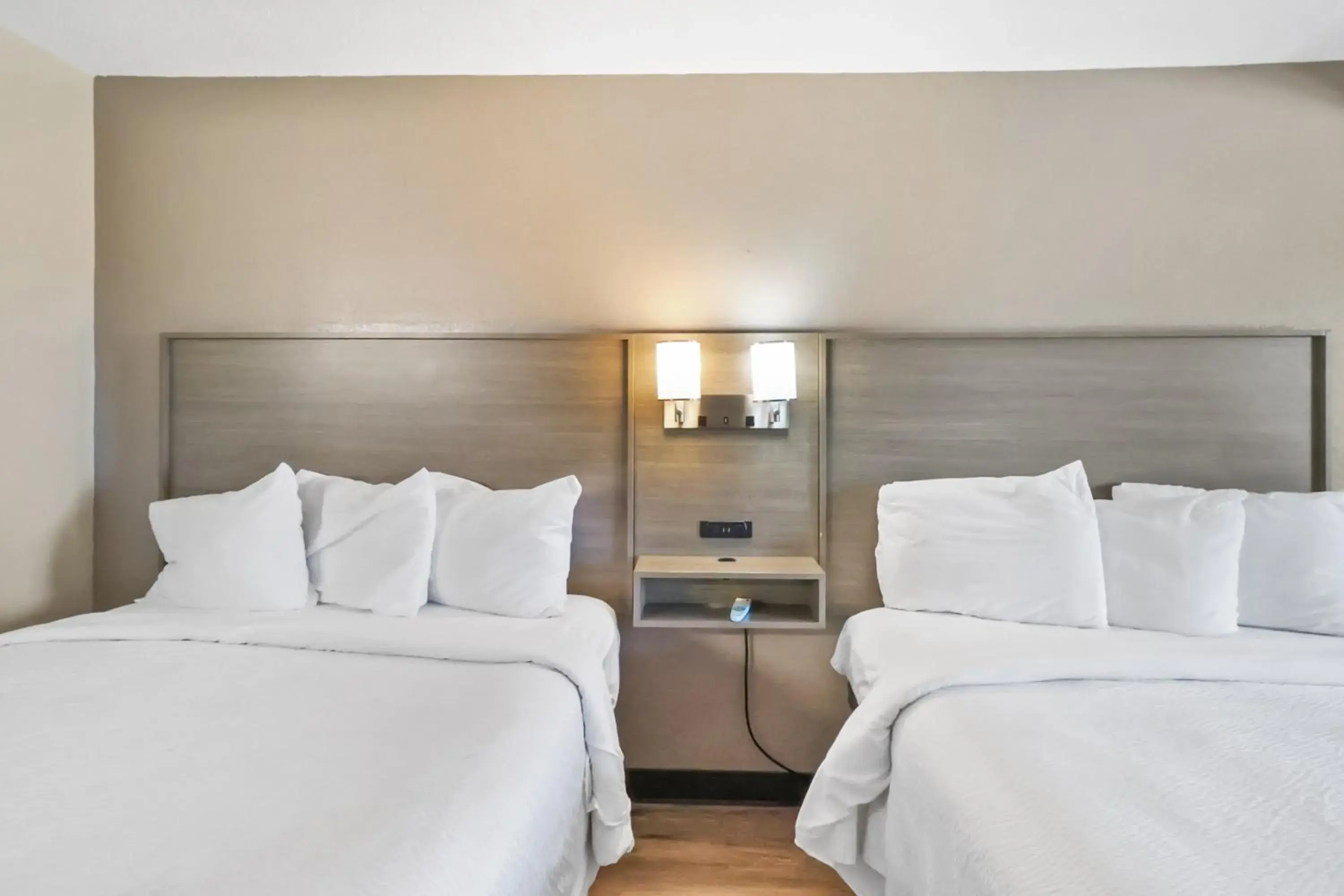 Photo of the whole room, Bed in Red Roof Inn & Suites Fayetteville-Fort Bragg Photo of the whole room, Bed in Red Roof Inn & Suites Fayetteville-Fort Bragg