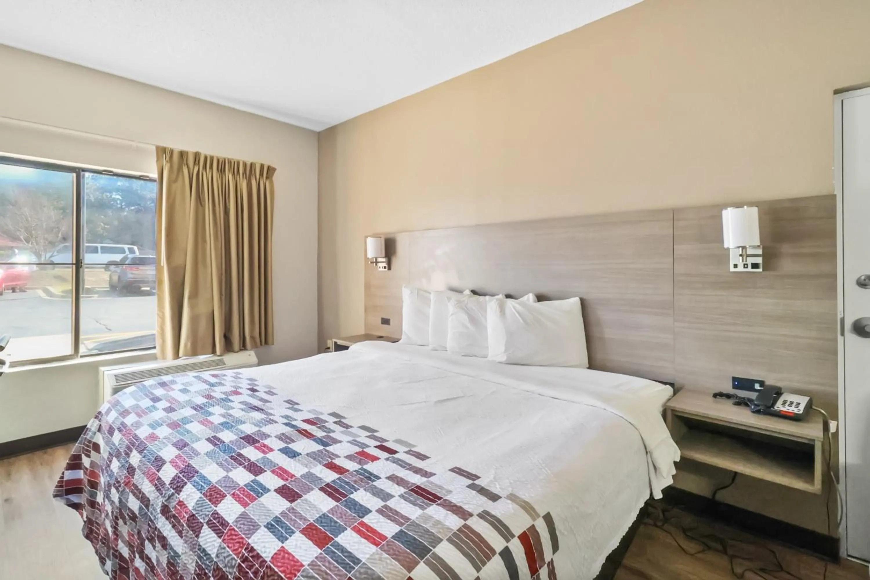 Bedroom, Bed in Red Roof Inn & Suites Fayetteville-Fort Bragg