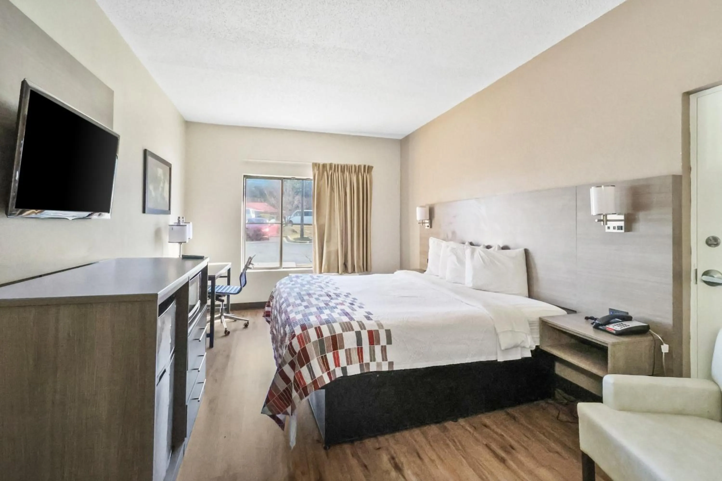 Photo of the whole room, Bed in Red Roof Inn & Suites Fayetteville-Fort Bragg