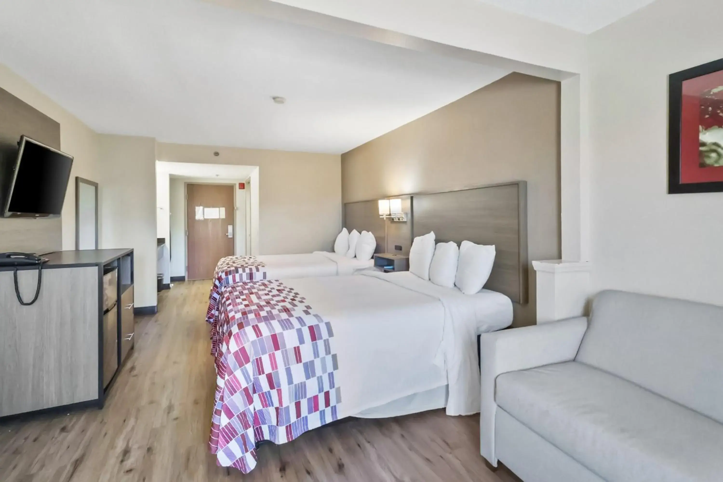 Photo of the whole room, Bed in Red Roof Inn & Suites Fayetteville-Fort Bragg Photo of the whole room, Bed in Red Roof Inn & Suites Fayetteville-Fort Bragg