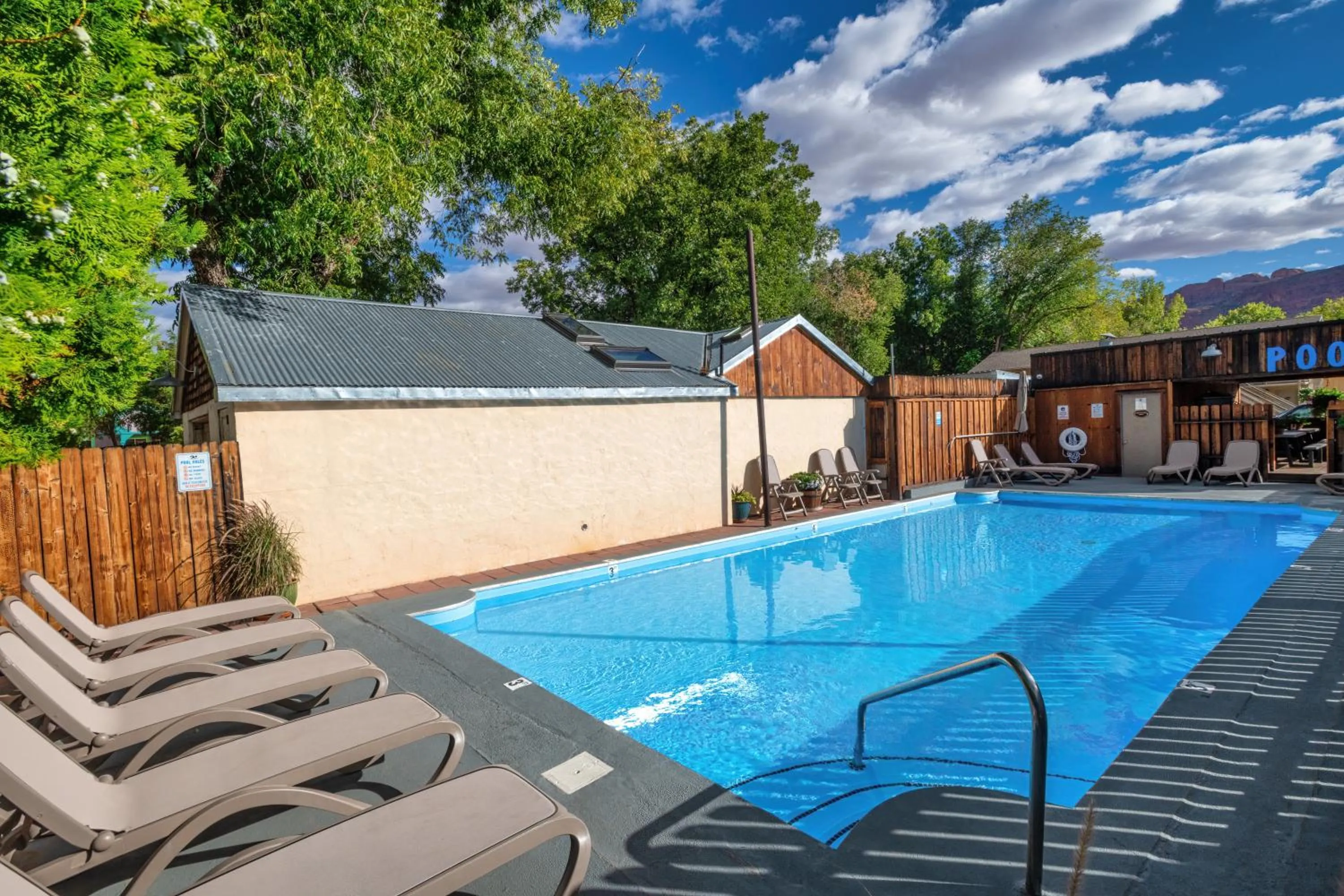 Swimming pool in Rustic Inn