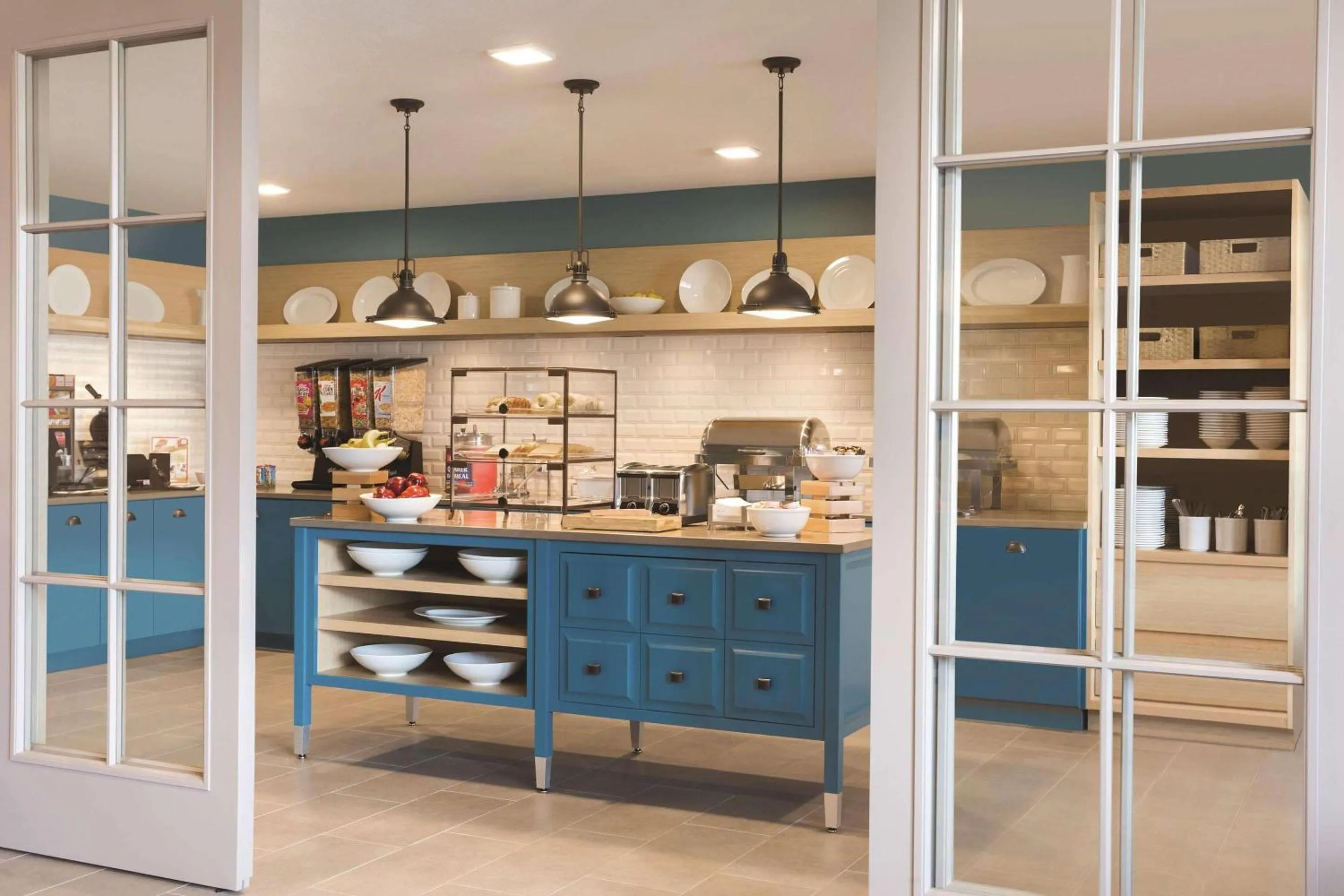 Breakfast in Country Inn & Suites by Radisson, Lawrence, KS