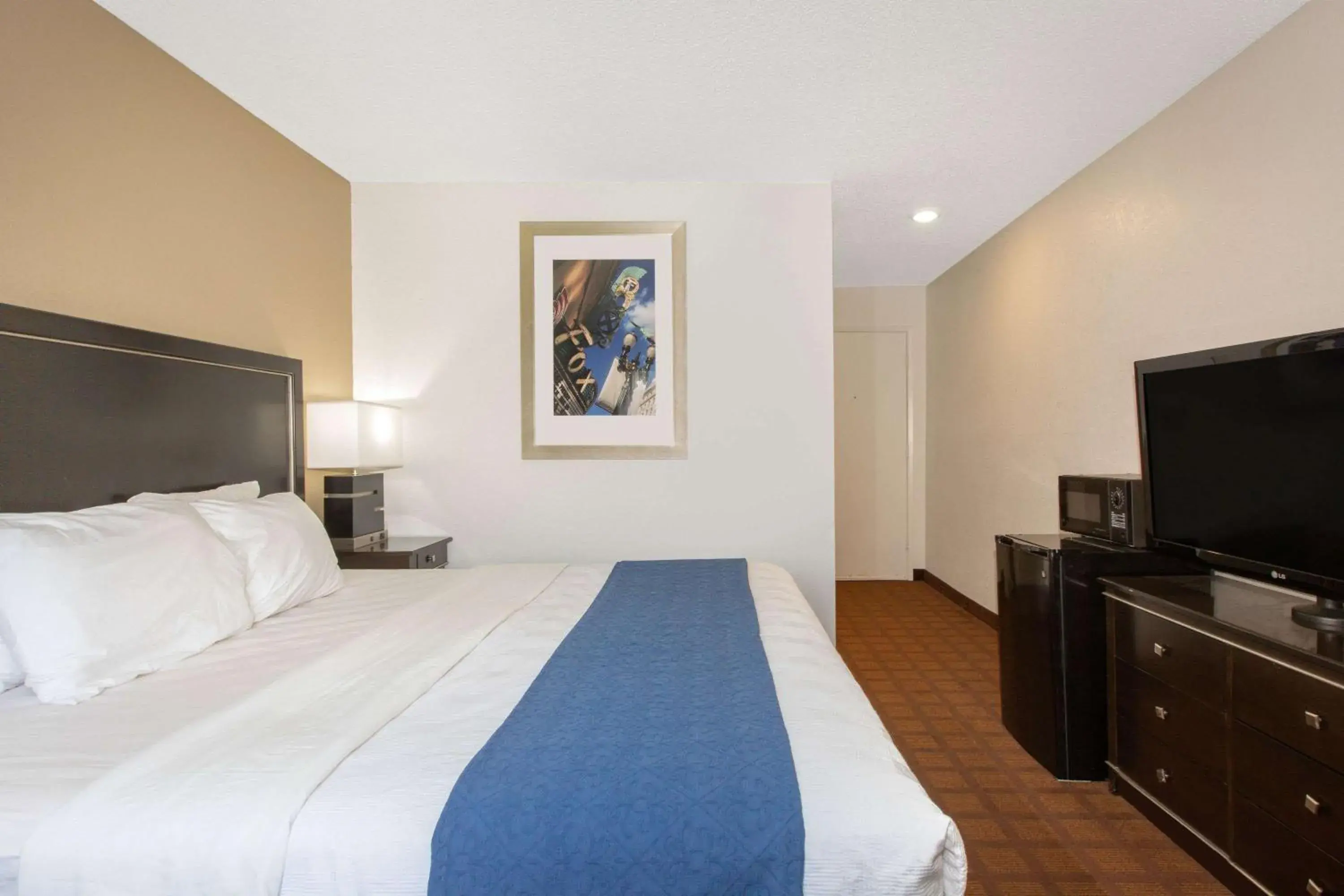 Photo of the whole room, Bed in Umpqua Valley Hotel Photo of the whole room, Bed in Umpqua Valley Hotel