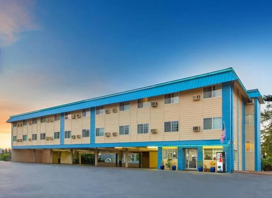 Property building in Umpqua Valley Hotel