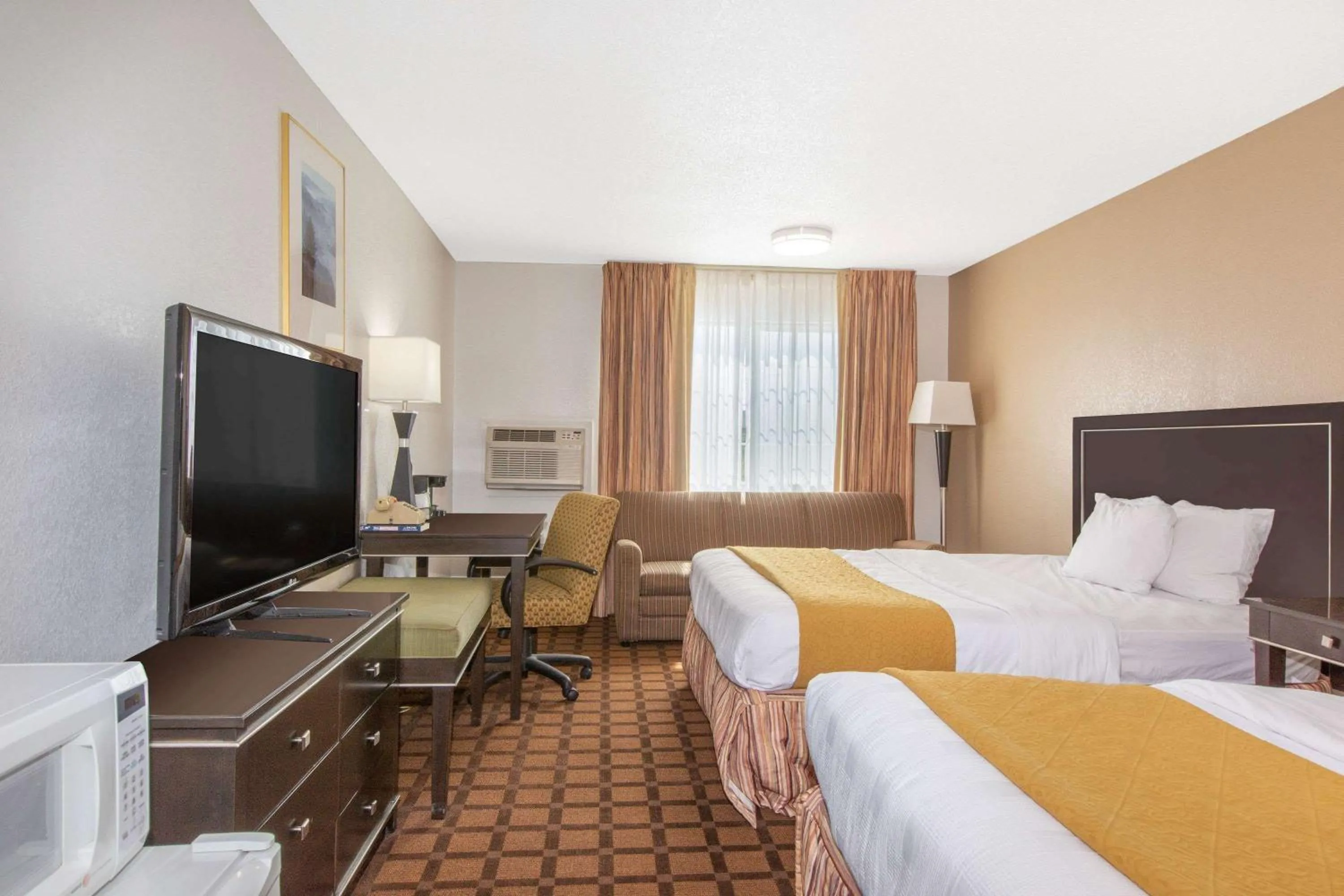 Photo of the whole room, Bed in Umpqua Valley Hotel