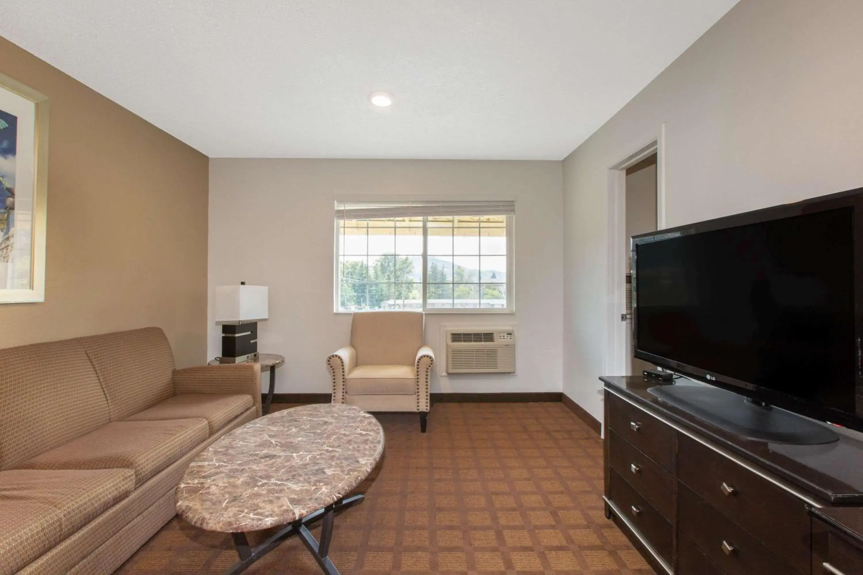 Living room in Umpqua Valley Hotel Living room in Umpqua Valley Hotel