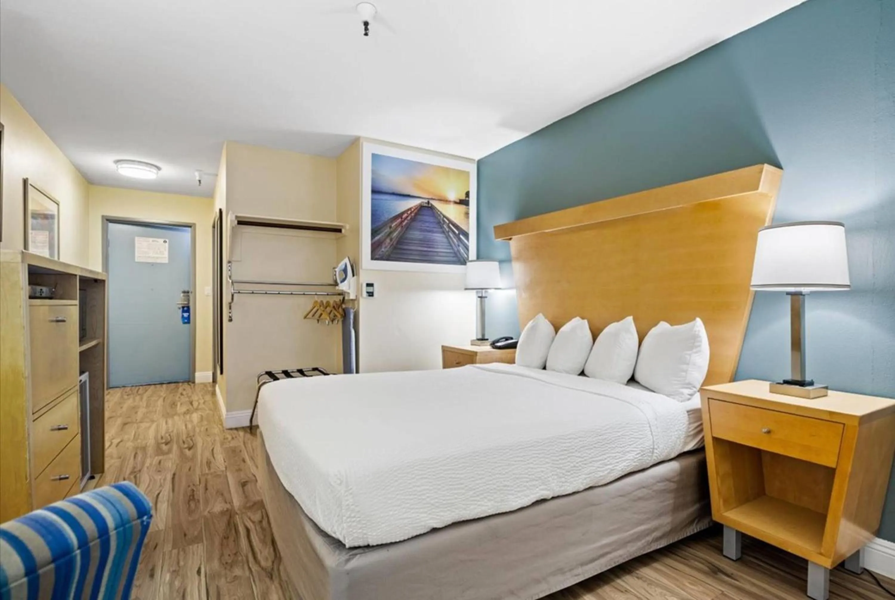 Photo of the whole room, Bed in Days Inn by Wyndham Woodland