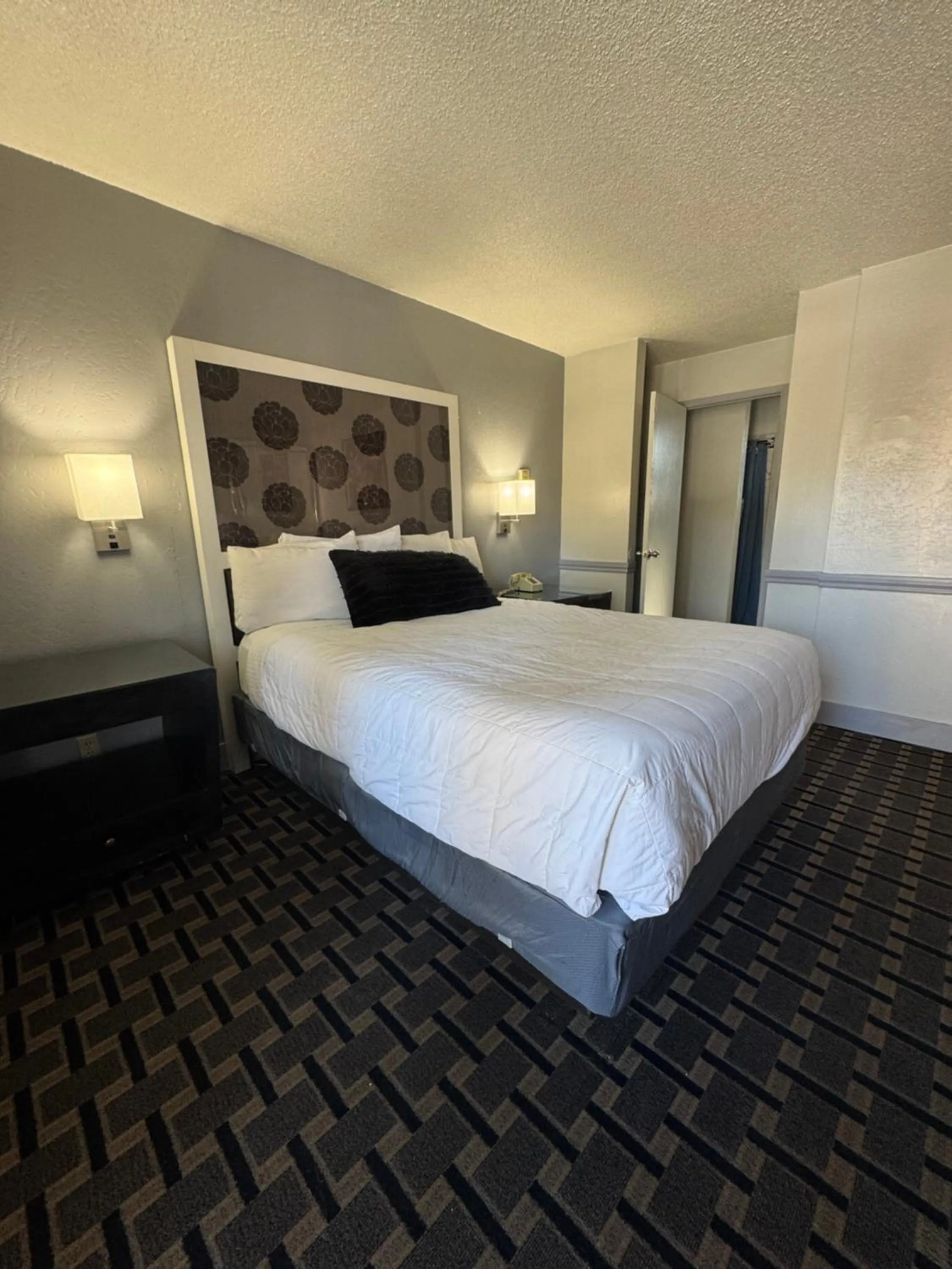 Bed in Budget INN At The Heavenly Gondola