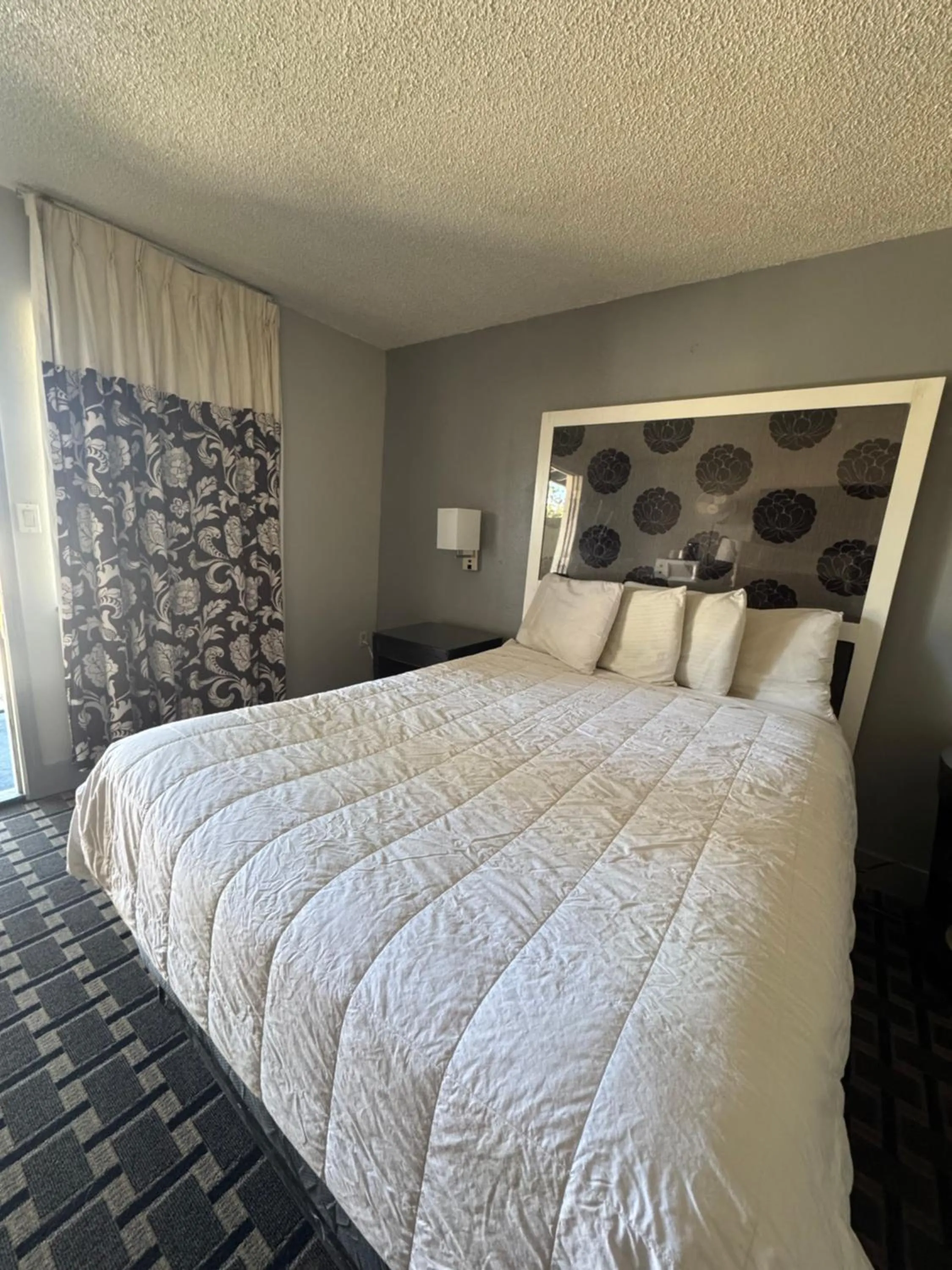 Bed in Budget INN At The Heavenly Gondola