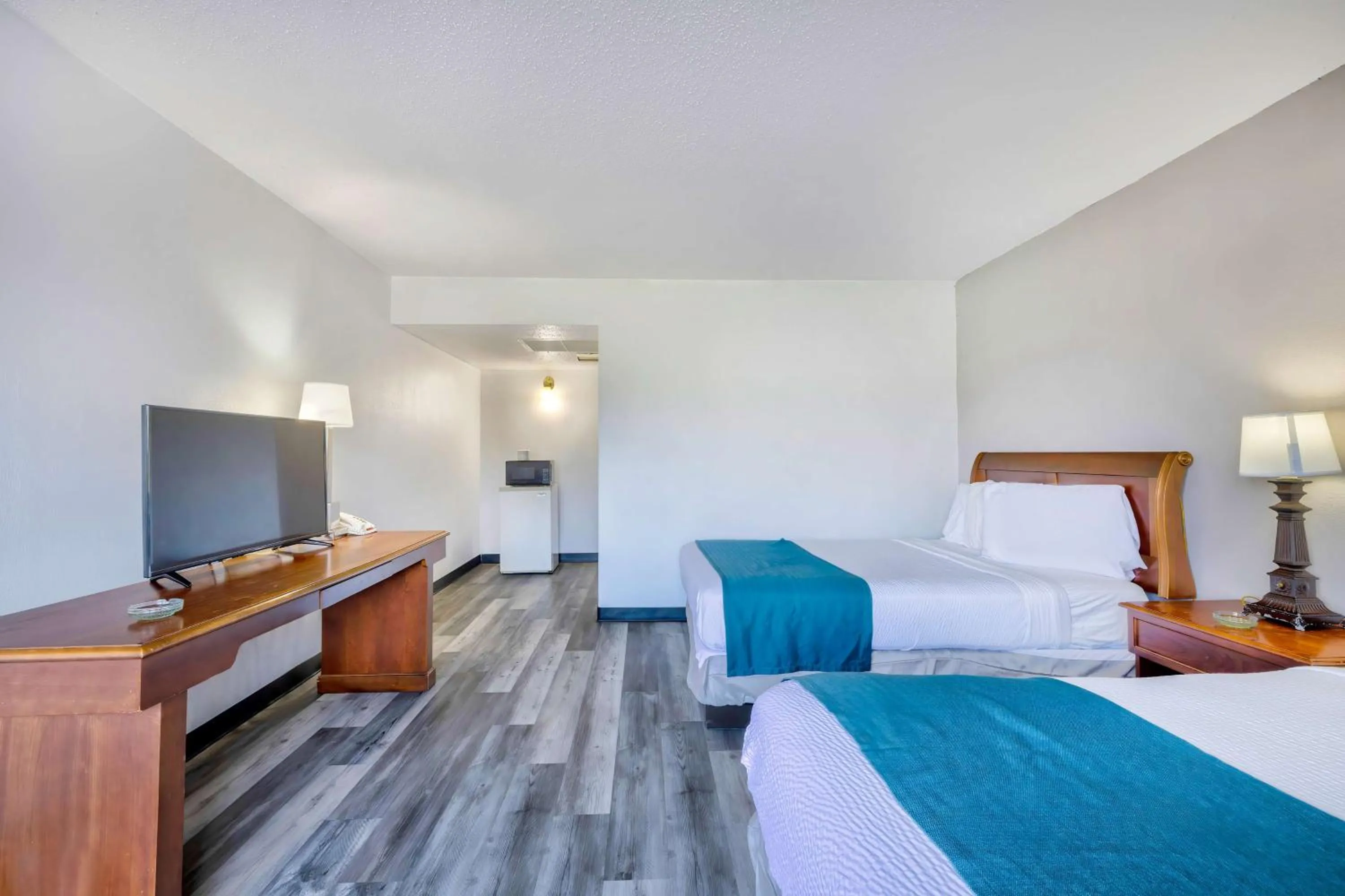 Bedroom, Bed in Motel 6 Harrisburg PA Near PA Expo Center