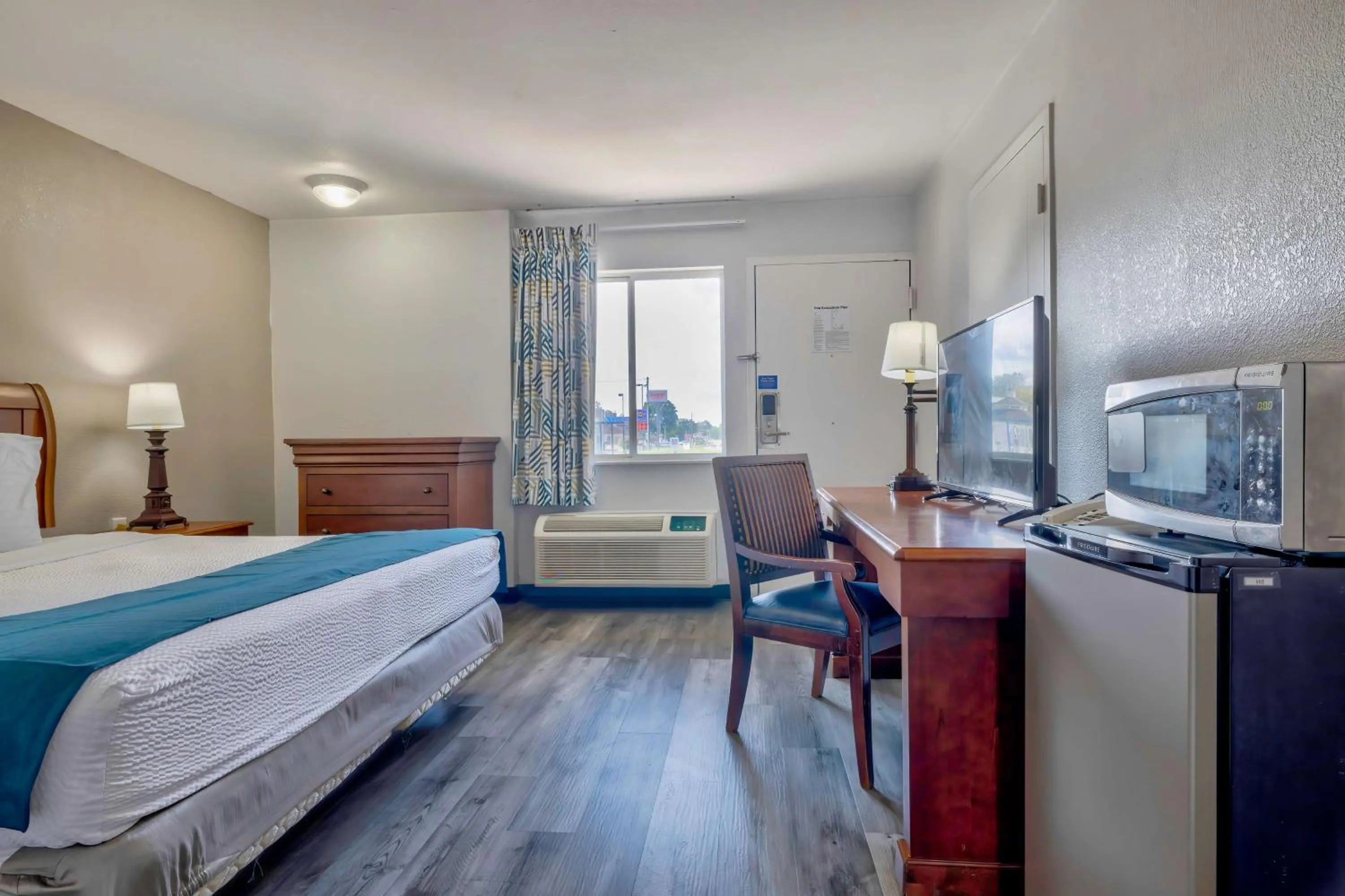 Bedroom, Bed in Motel 6 Harrisburg PA Near PA Expo Center