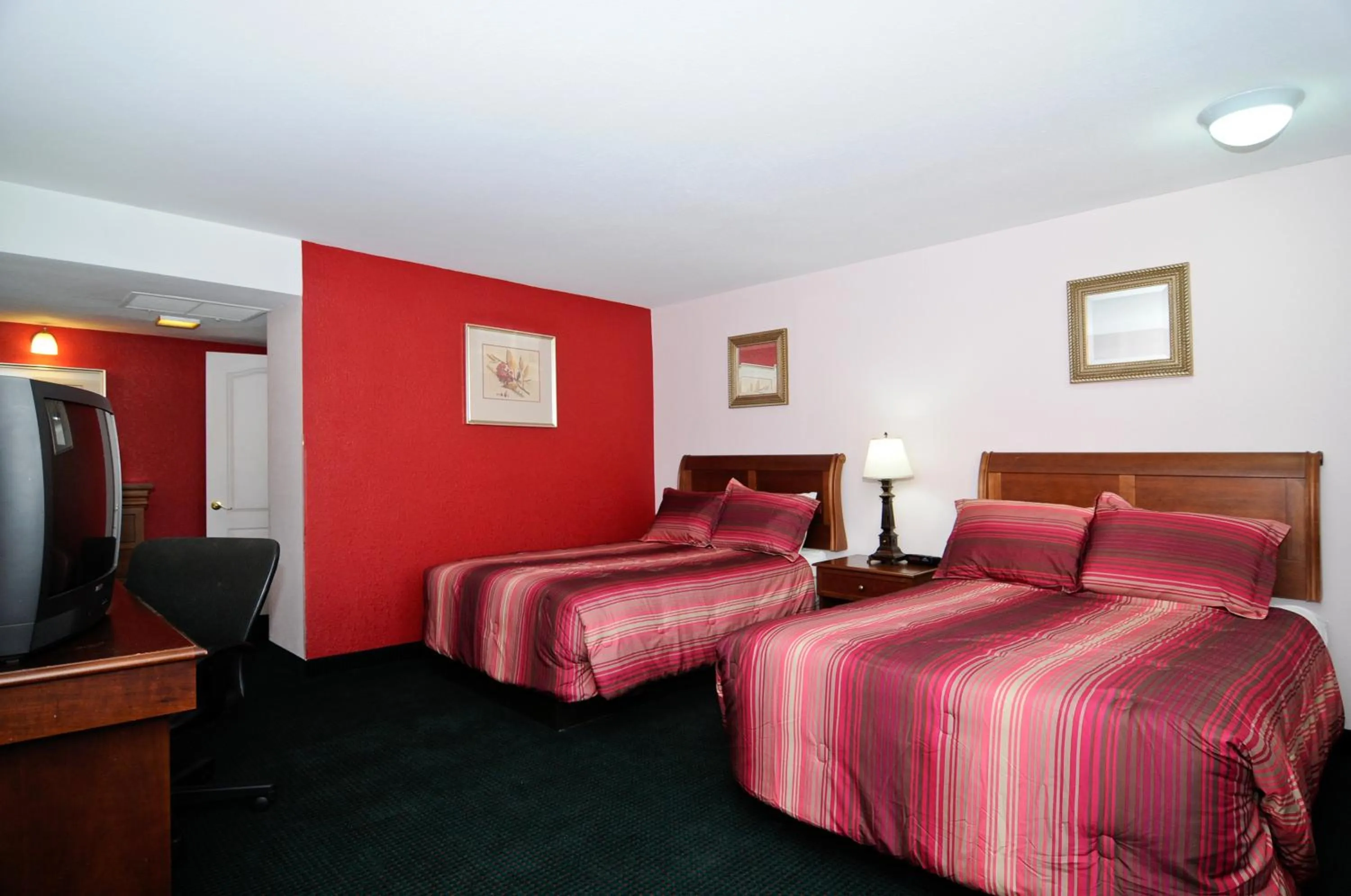 Bathroom, Bed in Motel 6 Harrisburg PA Near PA Expo Center