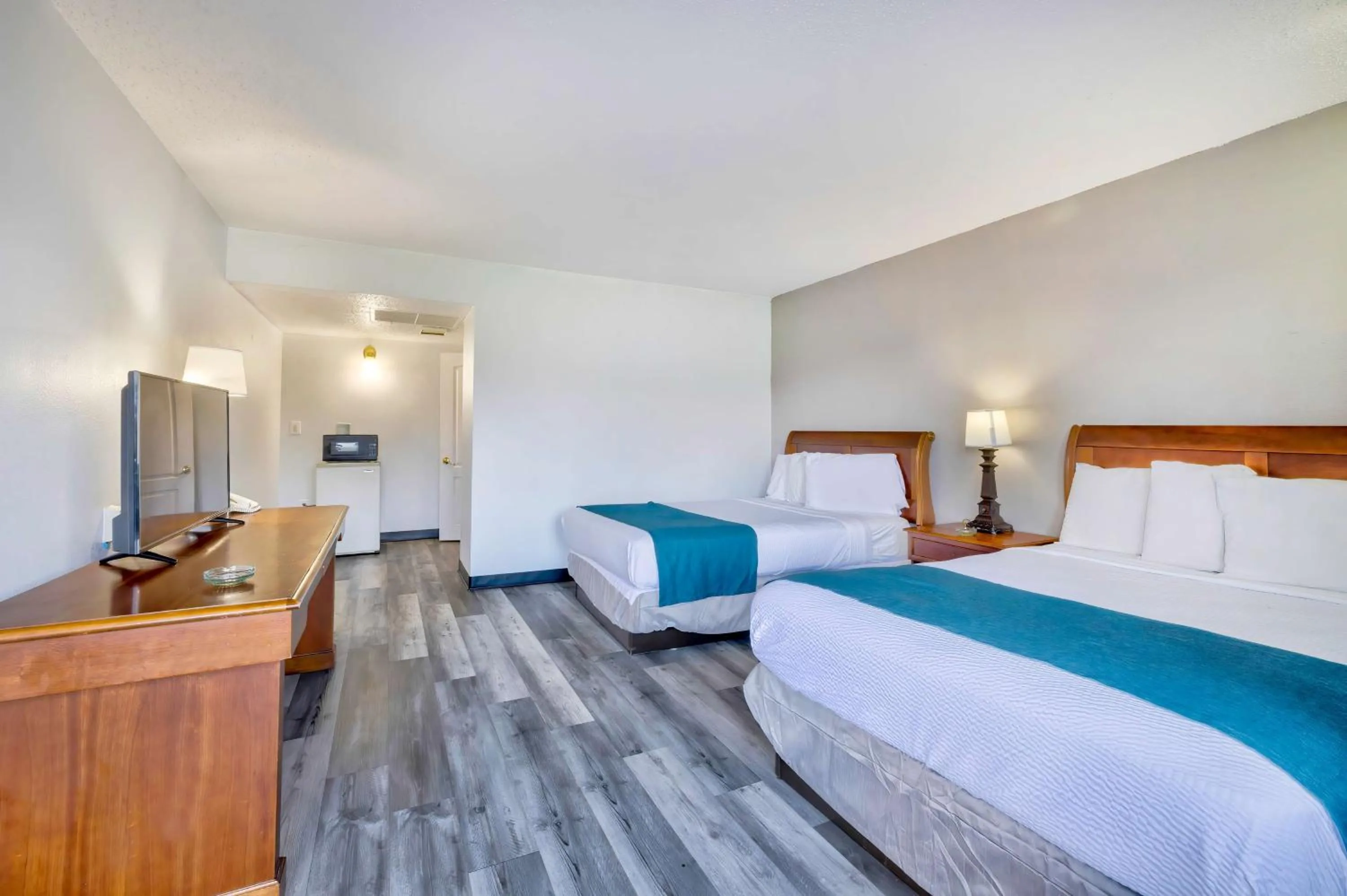 Bedroom, Bed in Motel 6 Harrisburg PA Near PA Expo Center