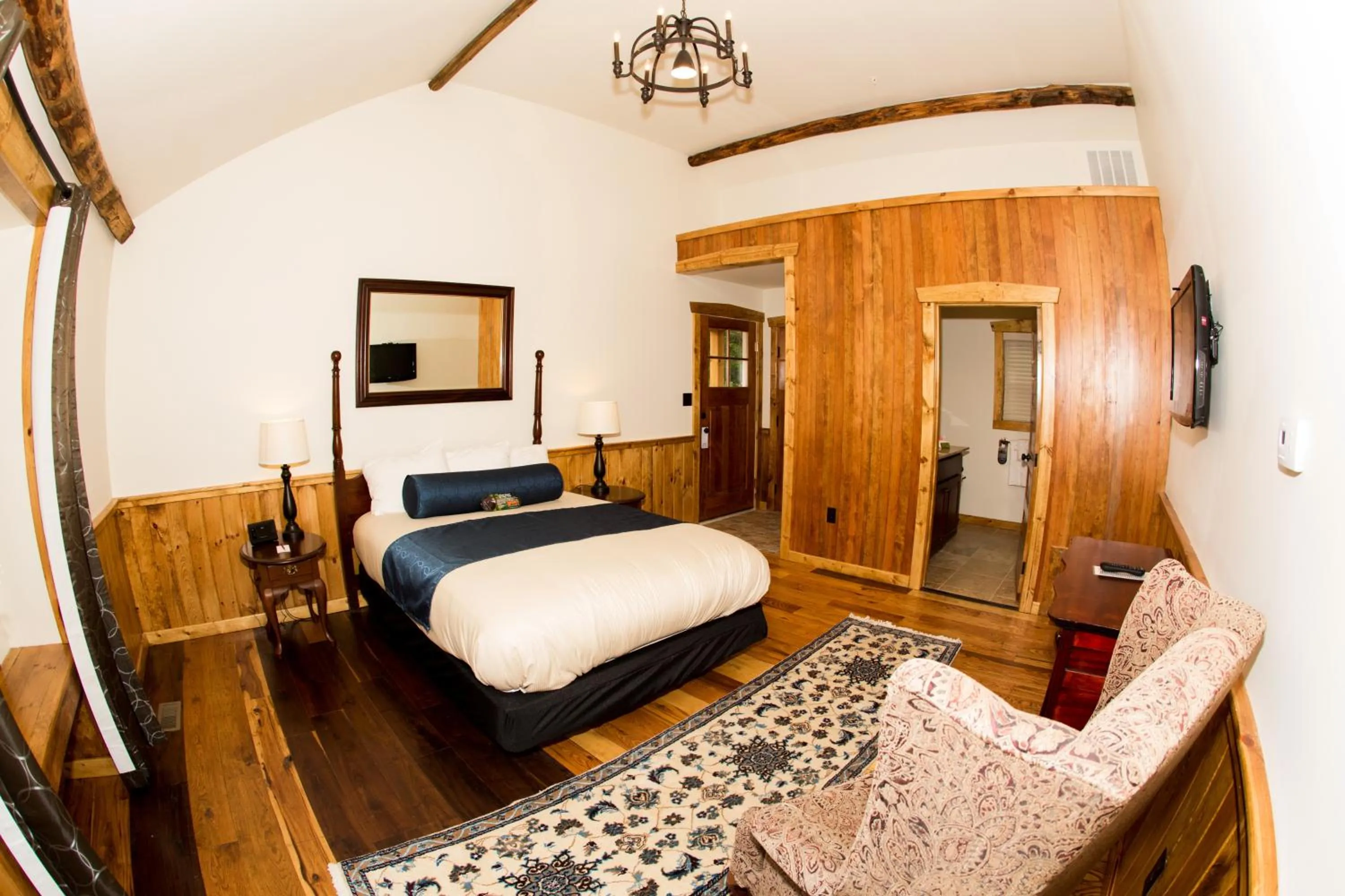 Seating area, Bed in The Lodges at Gettysburg
