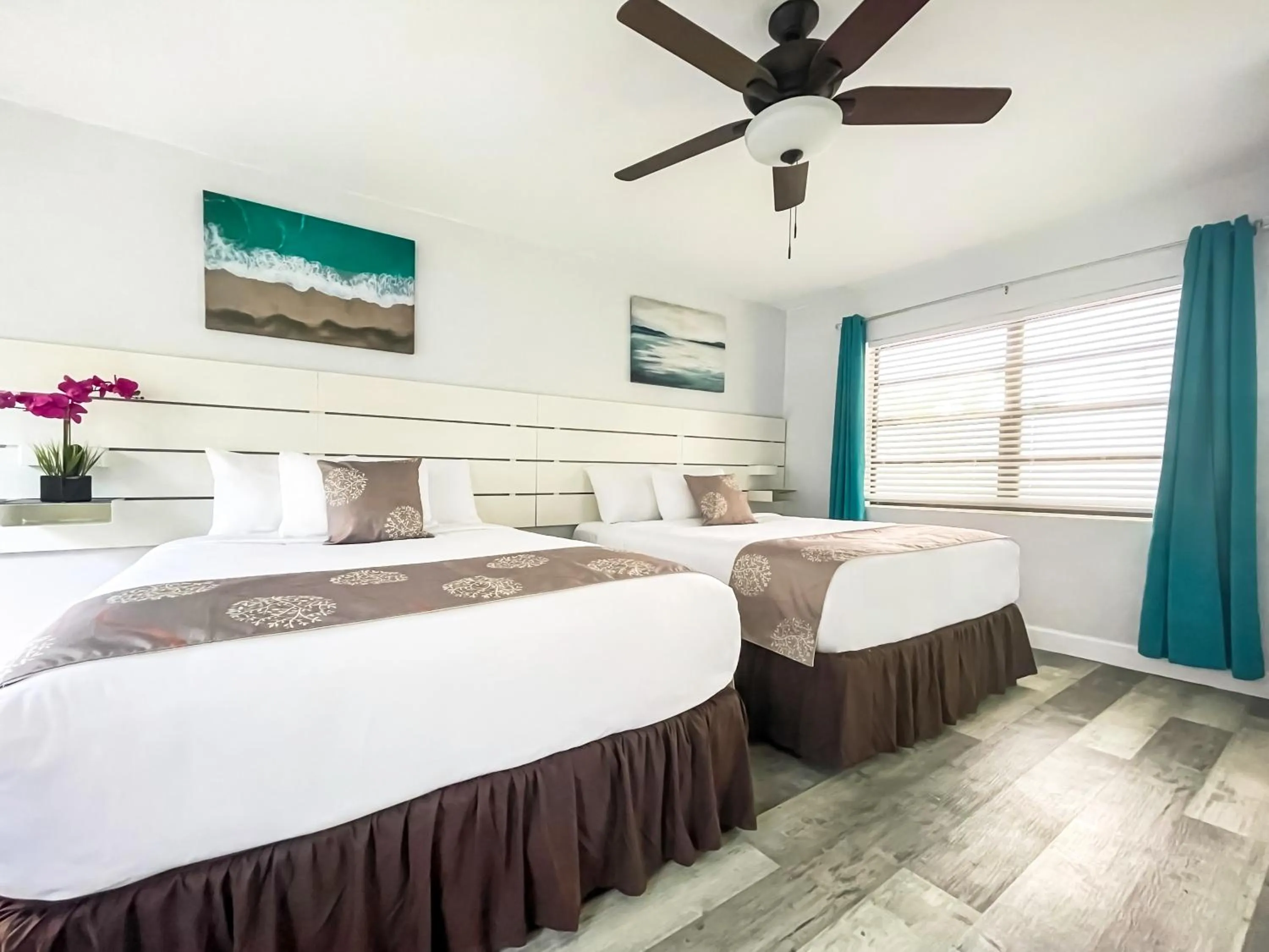 Bedroom, Bed in Silver Spray Motel