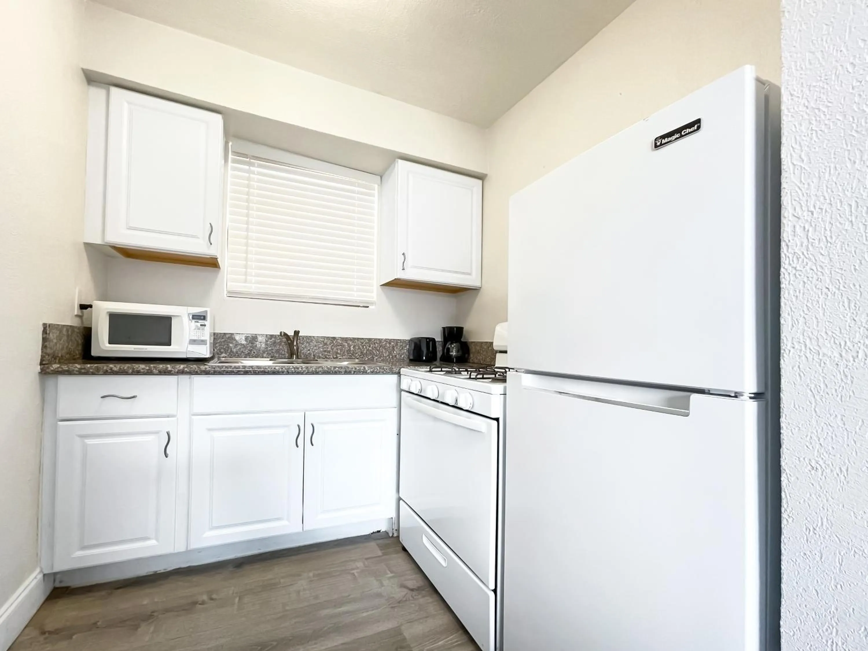 Kitchen or kitchenette in Silver Spray Motel