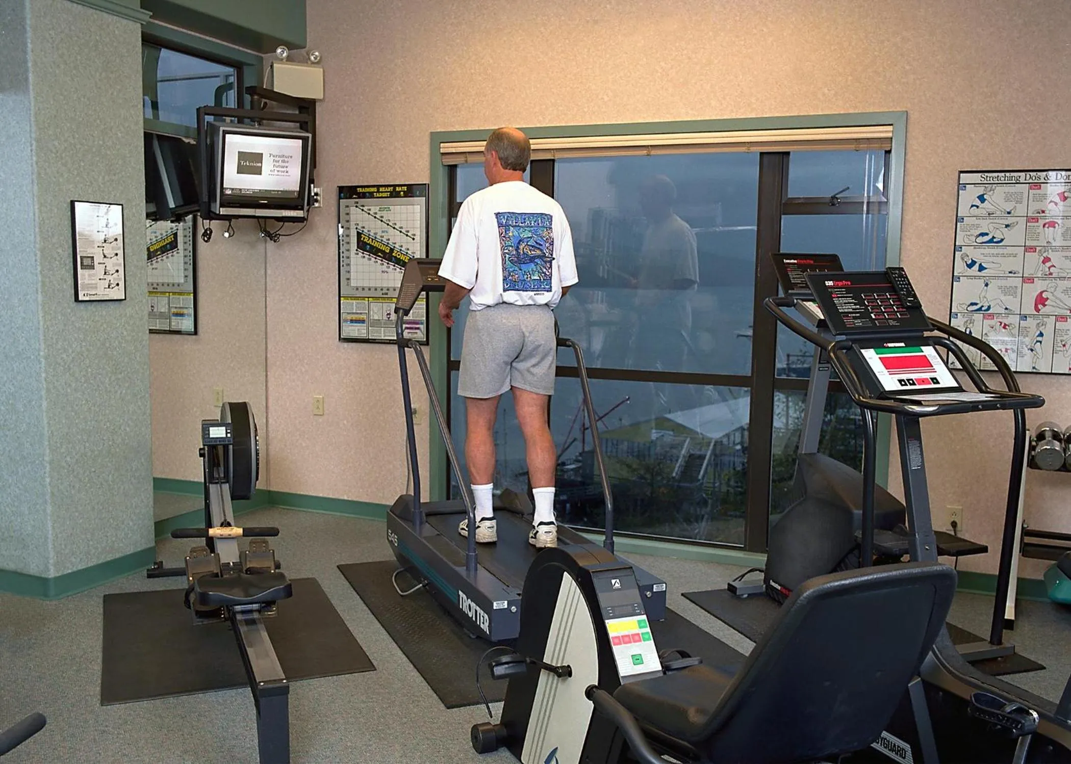 Fitness centre/facilities in Crest Hotel