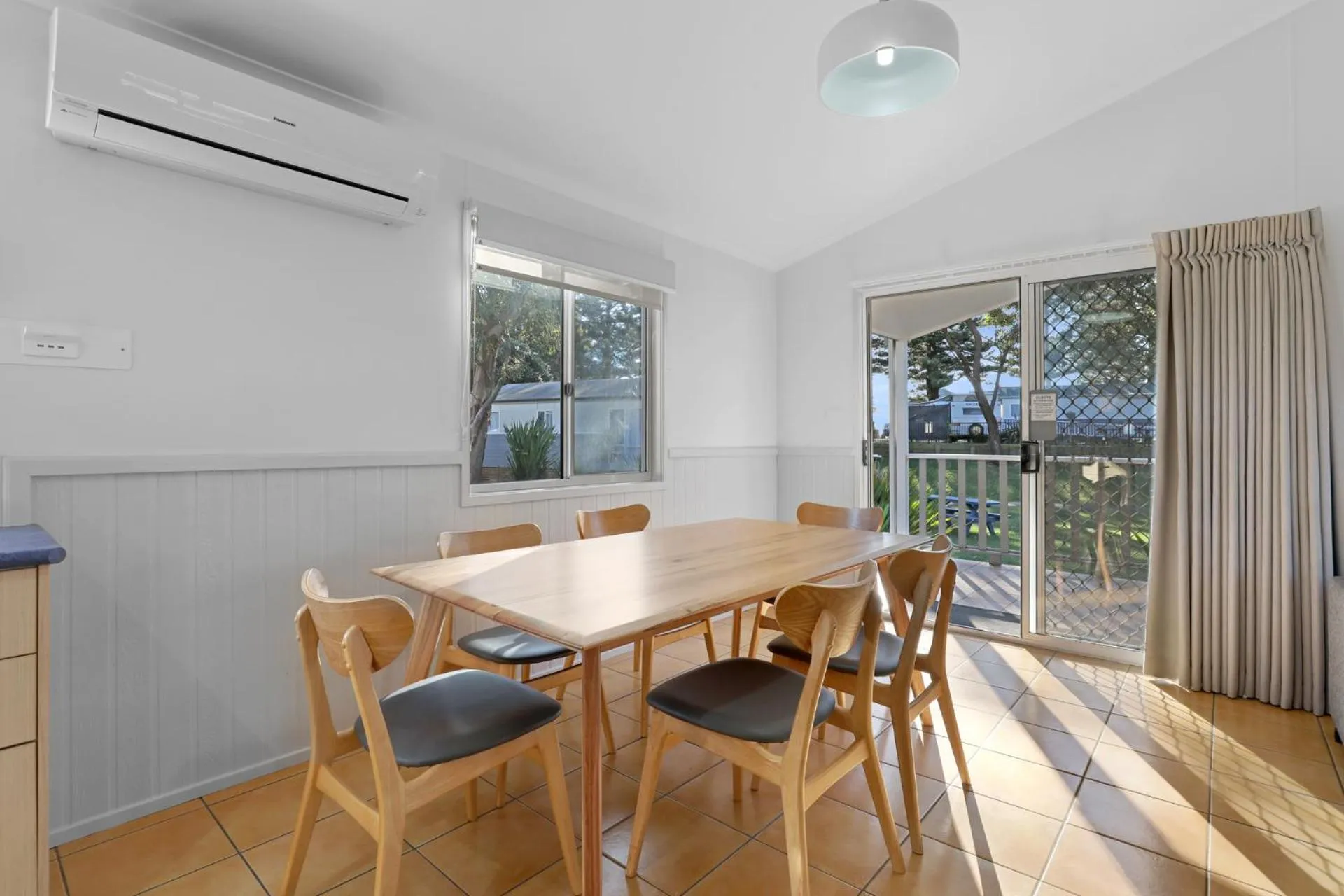 Dining area in Kendalls Beach Holiday Park
